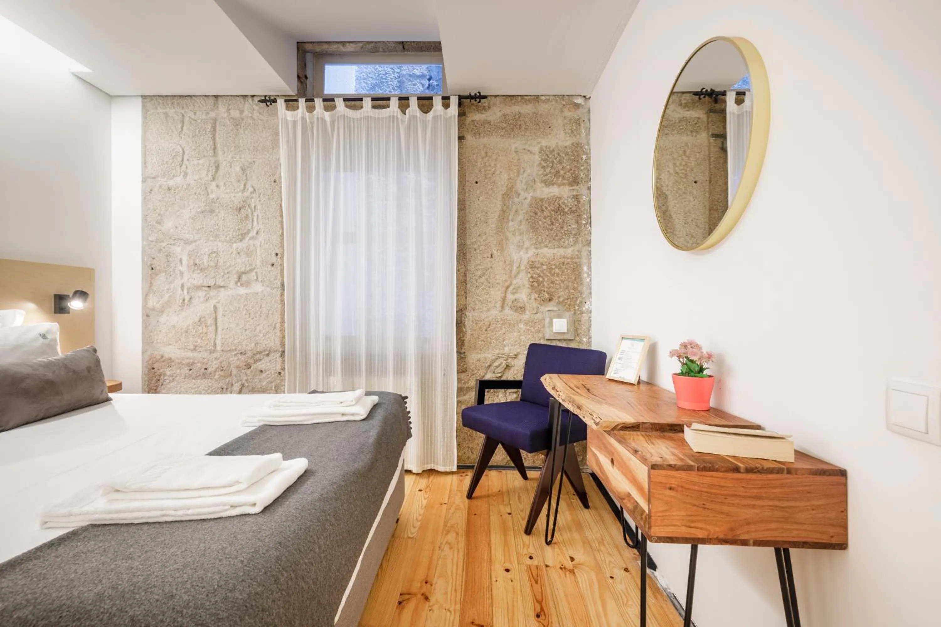 Bedroom, Bed in OX Apartments B Places