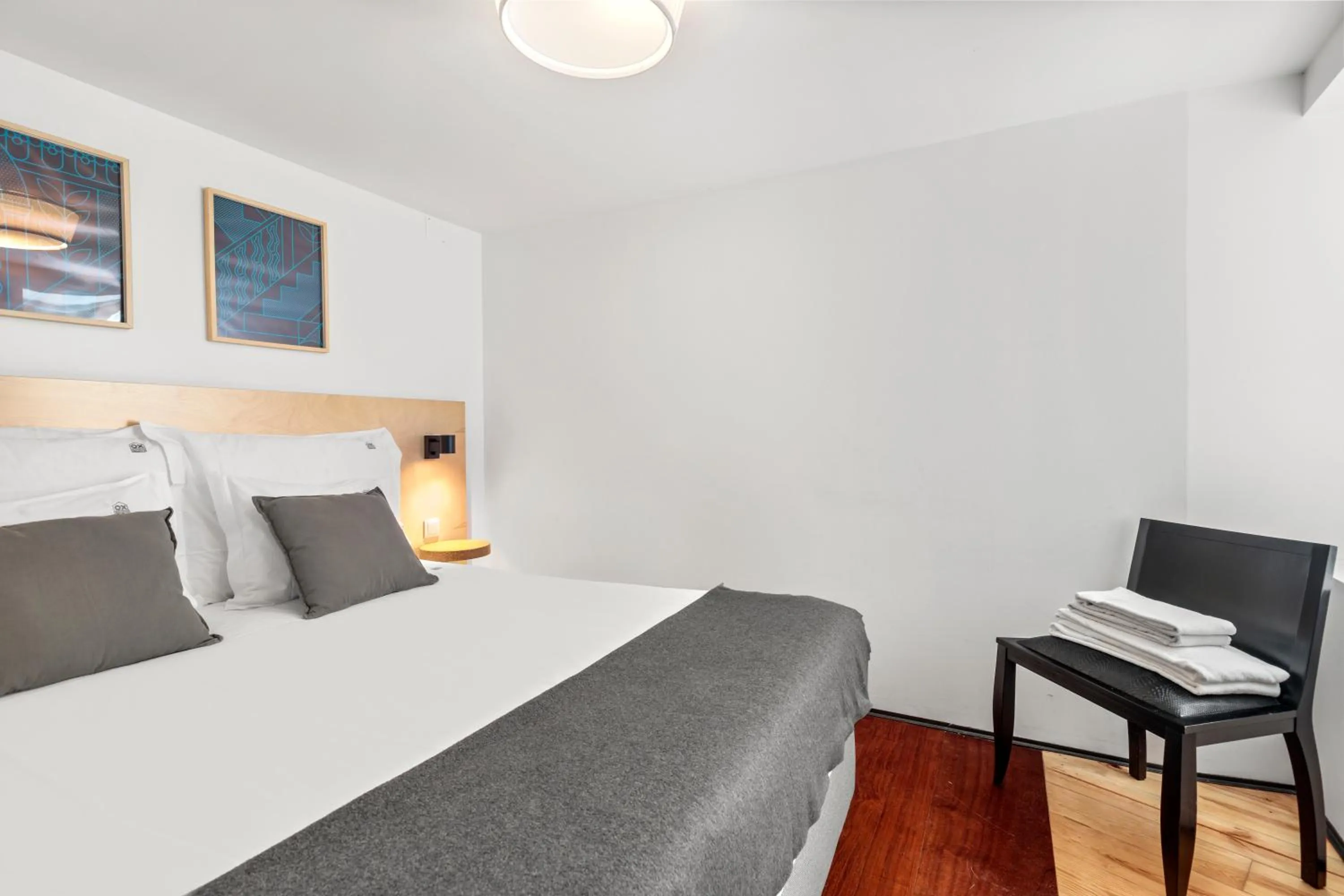 Bedroom, Bed in OX Apartments B Places