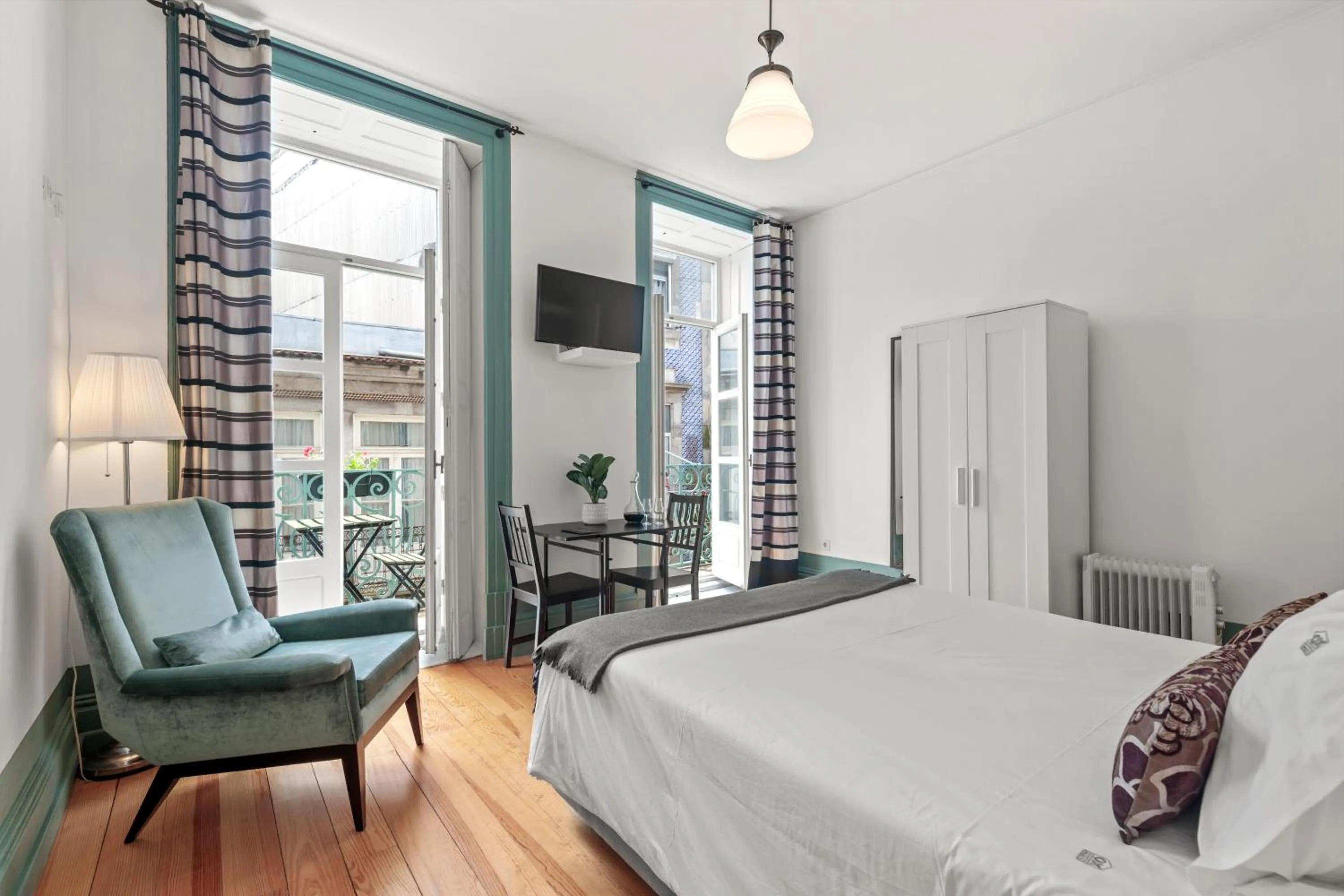 Bedroom, Bed in OX Apartments B Places