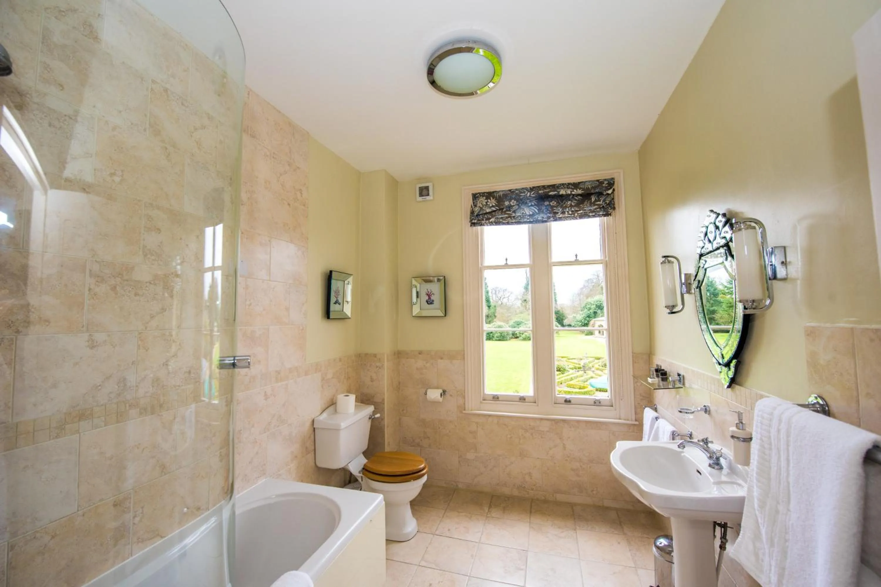 Bathroom in Shendish Manor Hotel & Golf Course