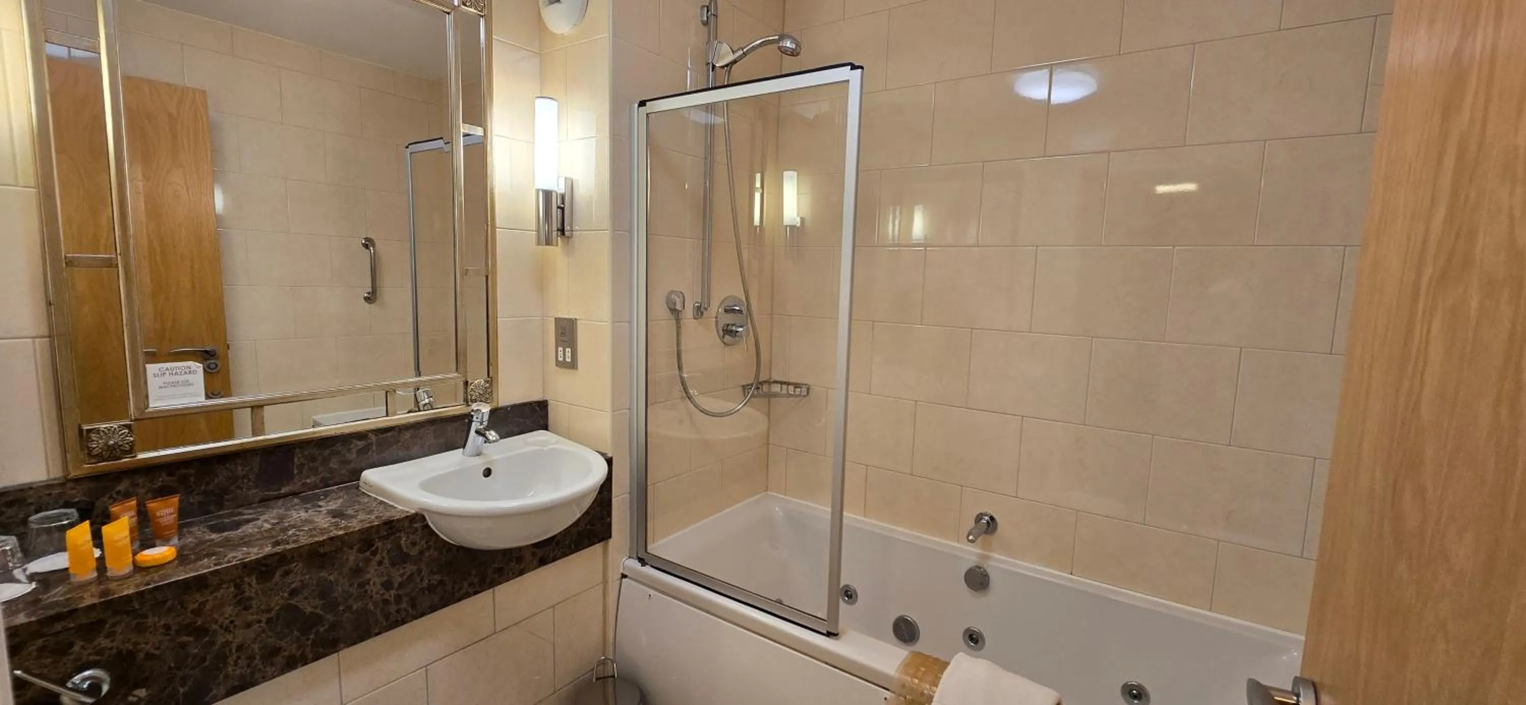 Bathroom in Shendish Manor Hotel & Golf Course
