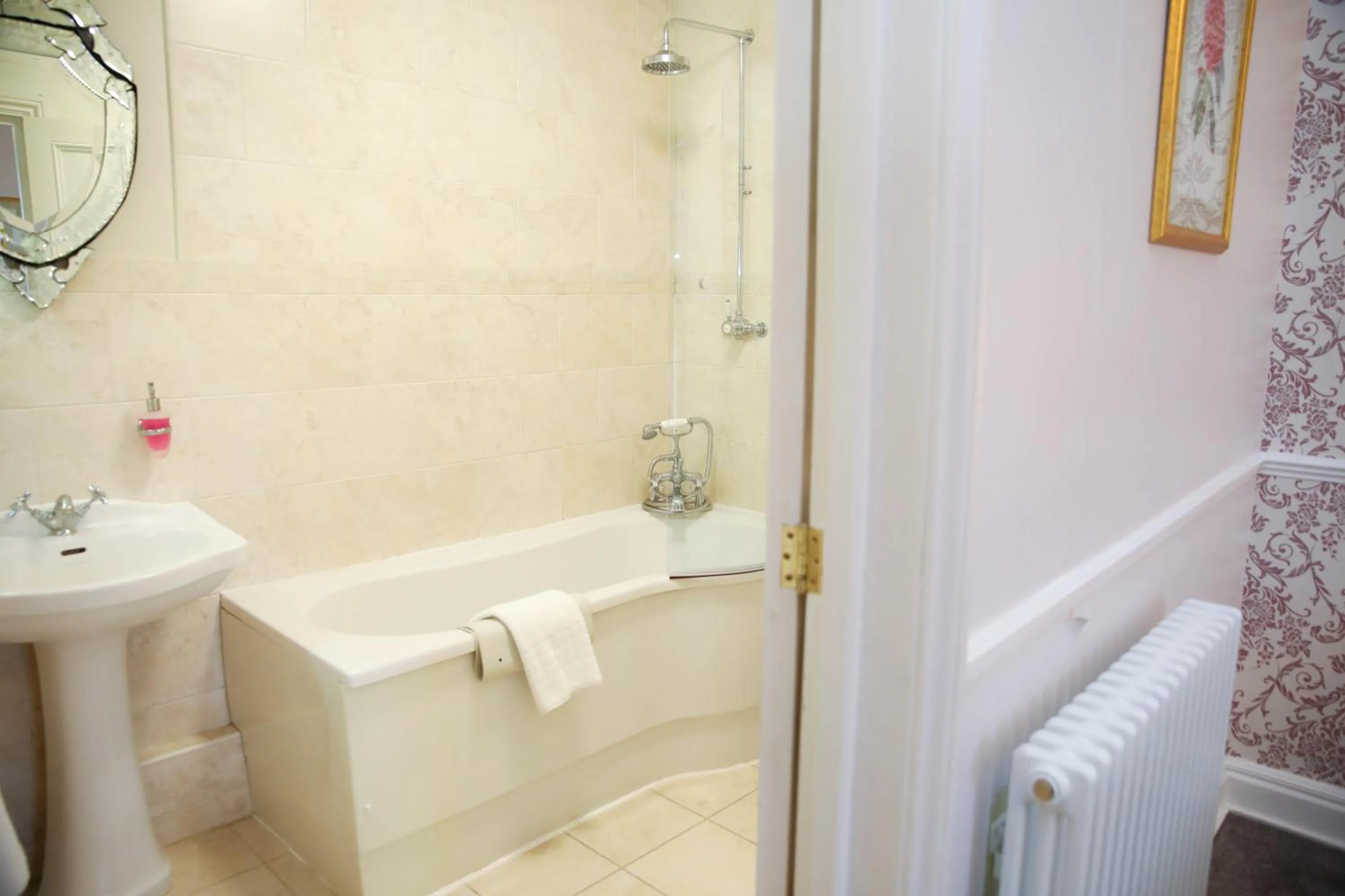 Bathroom in Shendish Manor Hotel & Golf Course