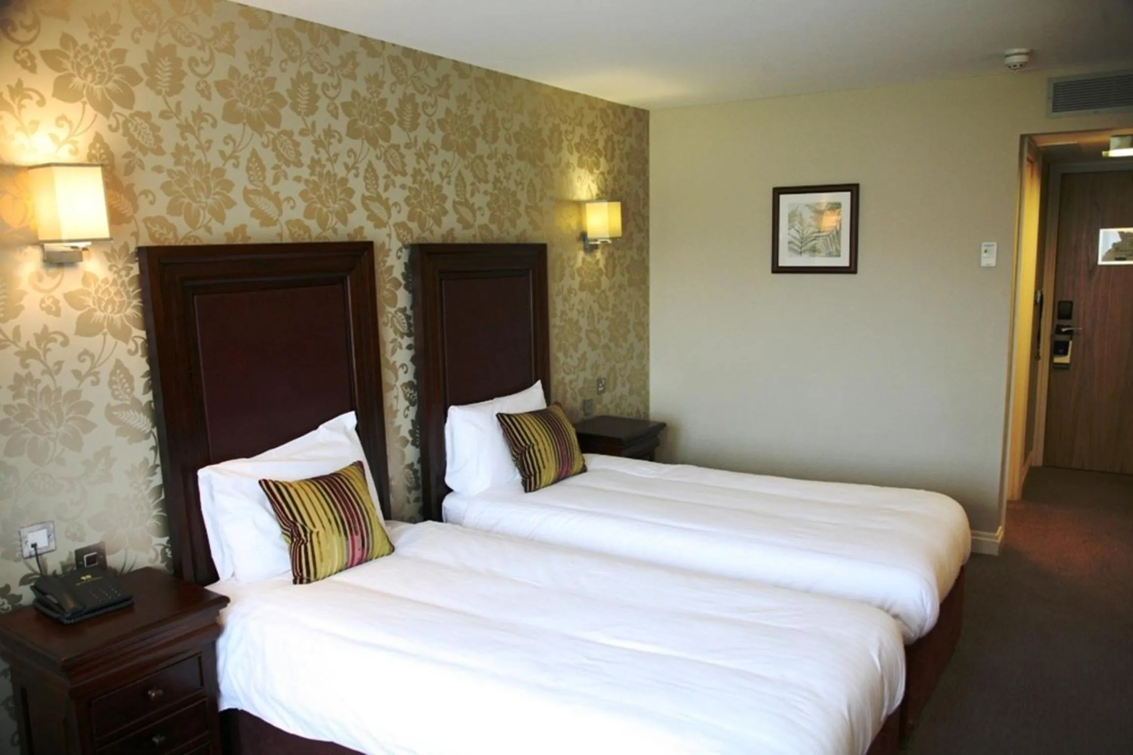 Photo of the whole room, Bed in Shendish Manor Hotel & Golf Course