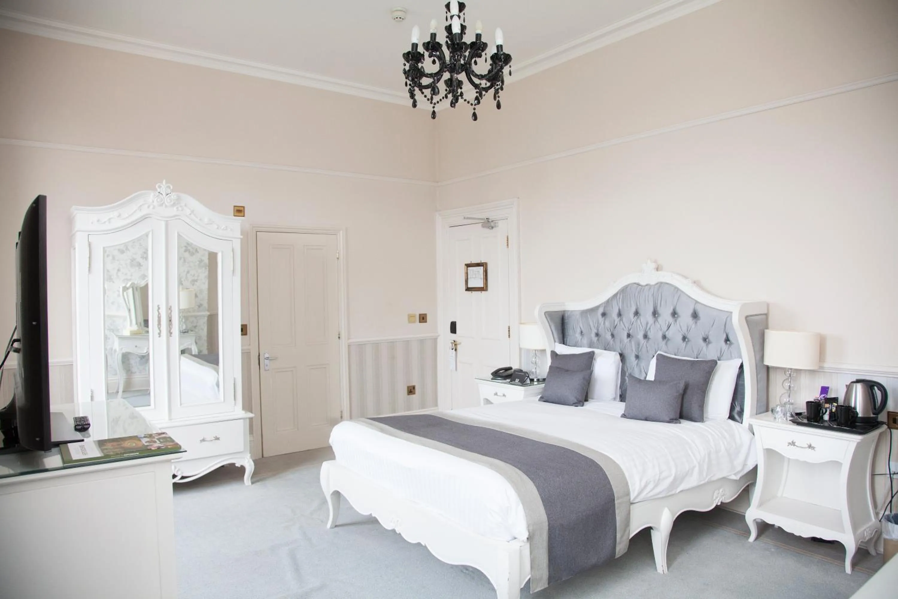 Photo of the whole room, Bed in Shendish Manor Hotel & Golf Course