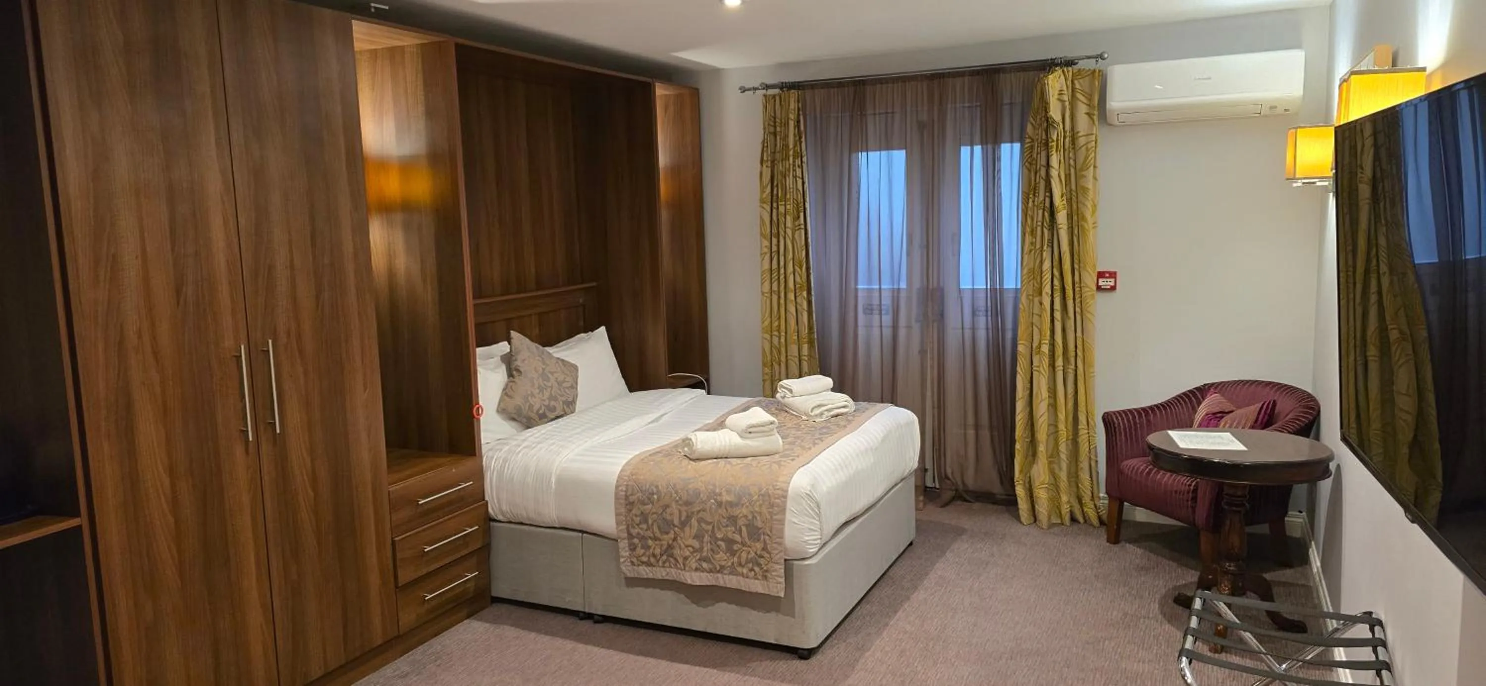 Photo of the whole room, Bed in Shendish Manor Hotel & Golf Course