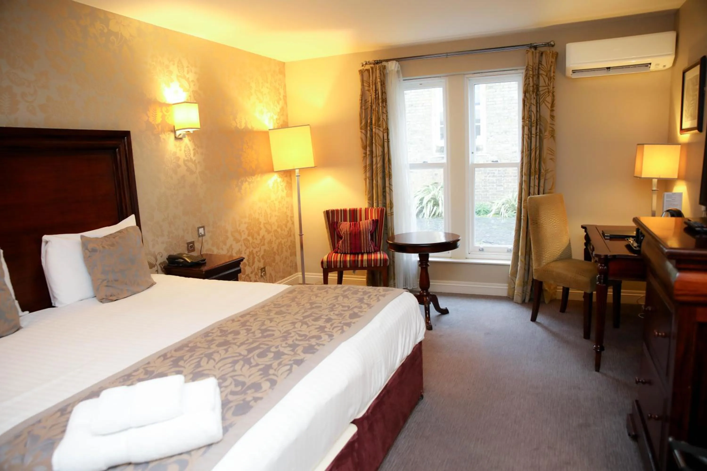 Bedroom, Bed in Shendish Manor Hotel & Golf Course