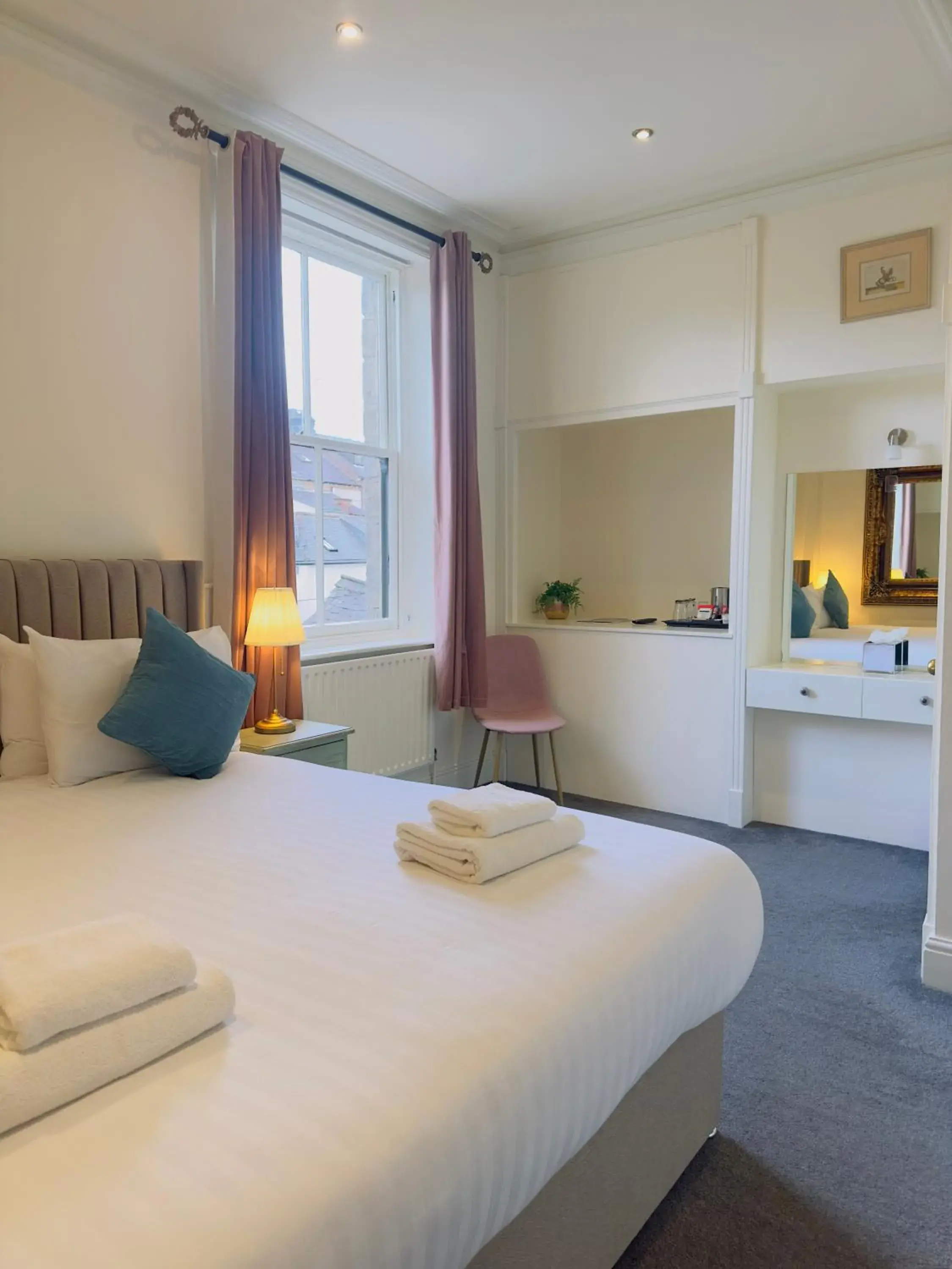 Superior King Room in The Inn at Cheltenham Parade Superior King Room in The Inn at Cheltenham Parade