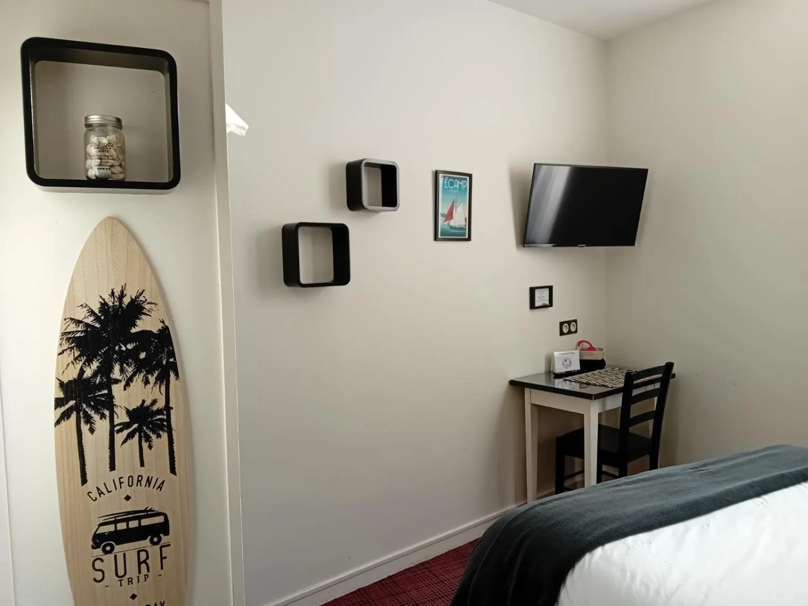 Shower, Bed in Hôtel de la Plage