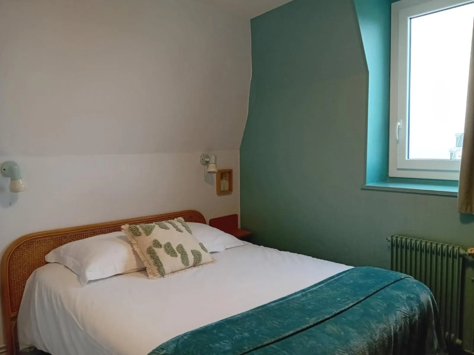 Shower, Bed in Hôtel de la Plage