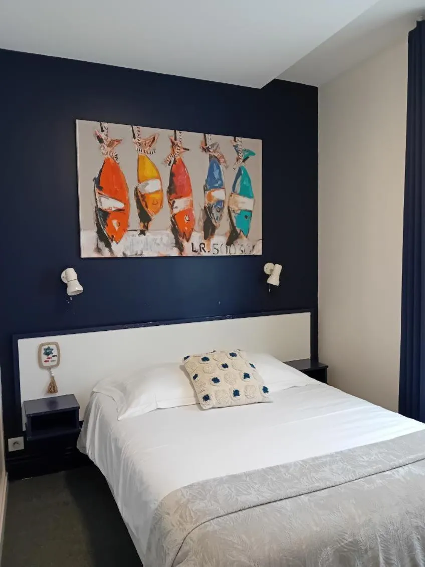 Shower, Bed in Hôtel de la Plage