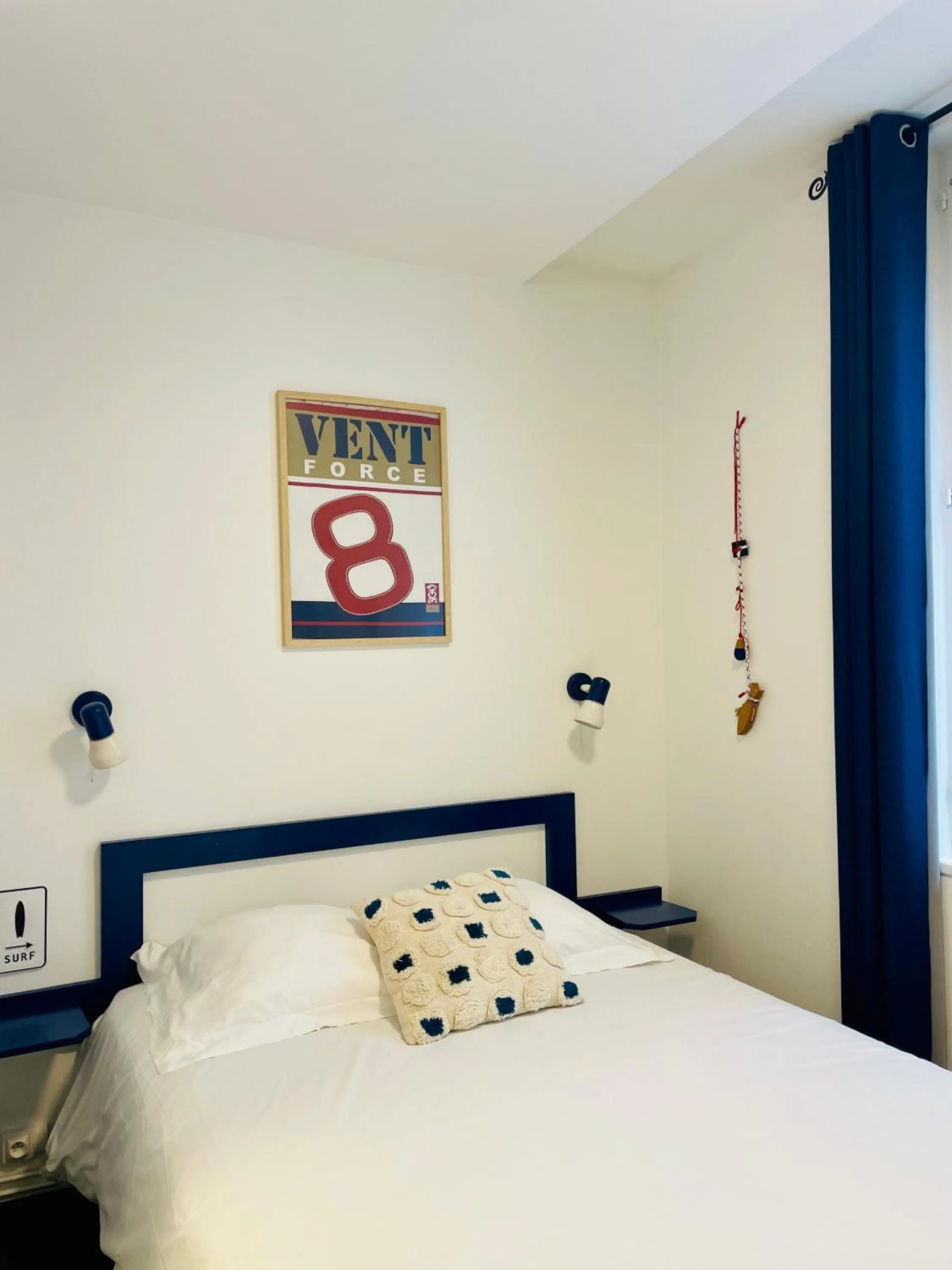 Shower, Bed in Hôtel de la Plage