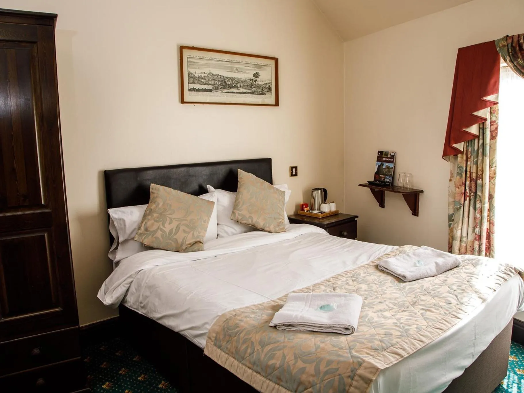 Bedroom, Bed in The Old Crown