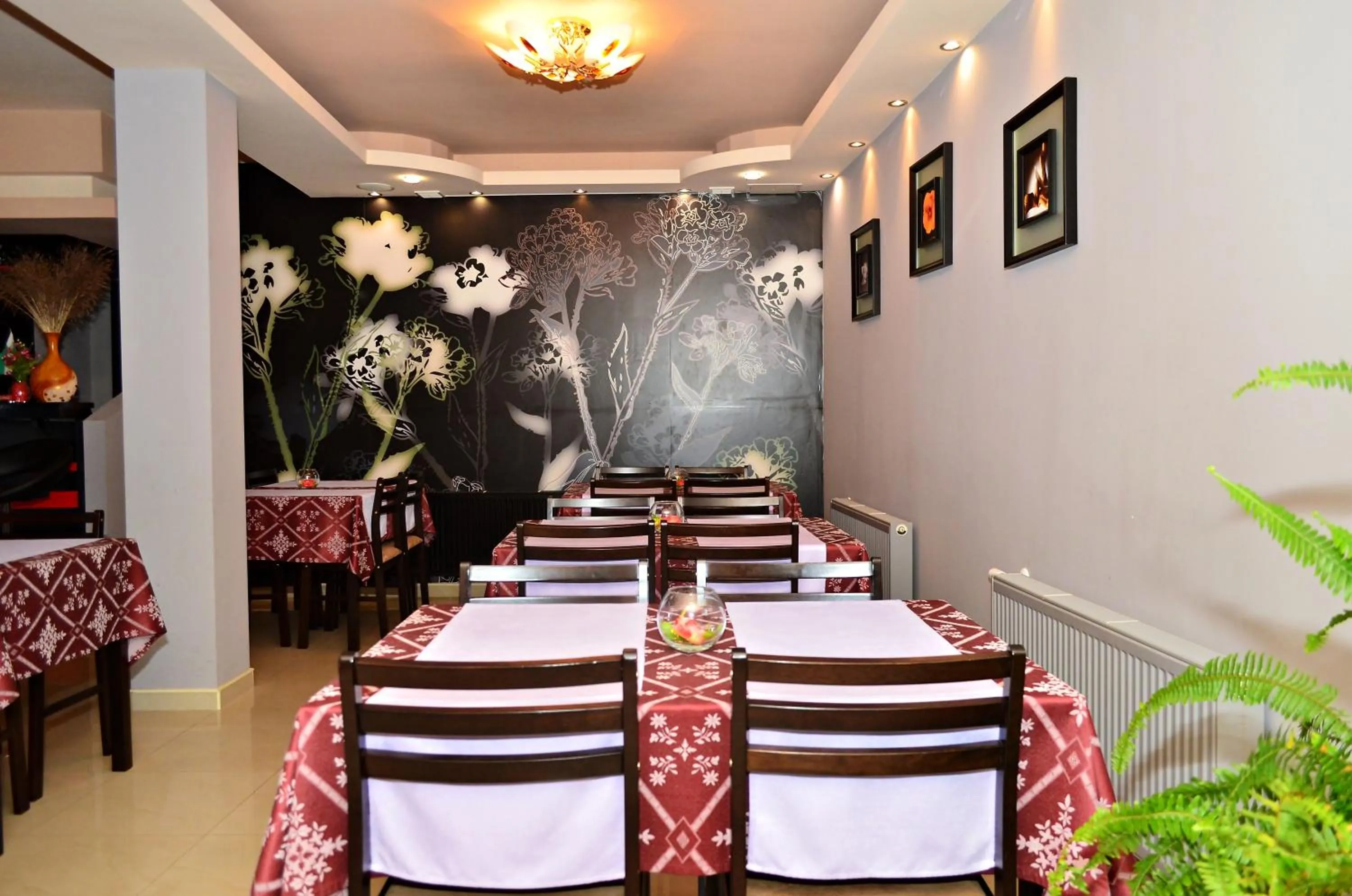 Restaurant/places to eat in Family Hotel Maraya