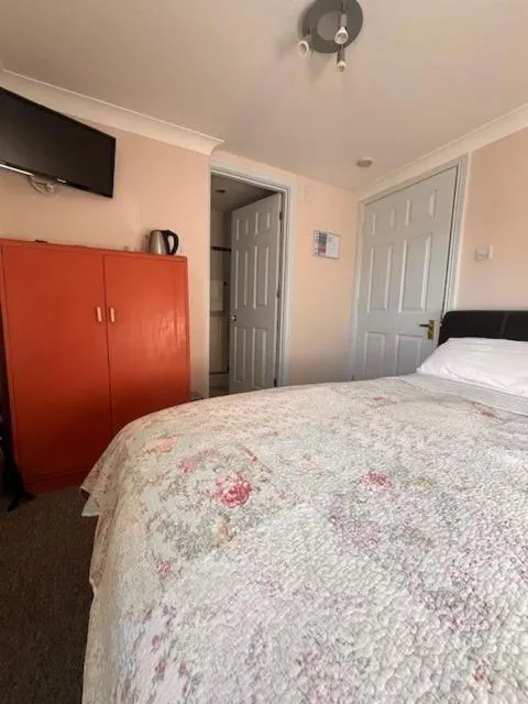 TV and multimedia, Bed in The Ilchester Arms Hotel, Ilchester Somerset