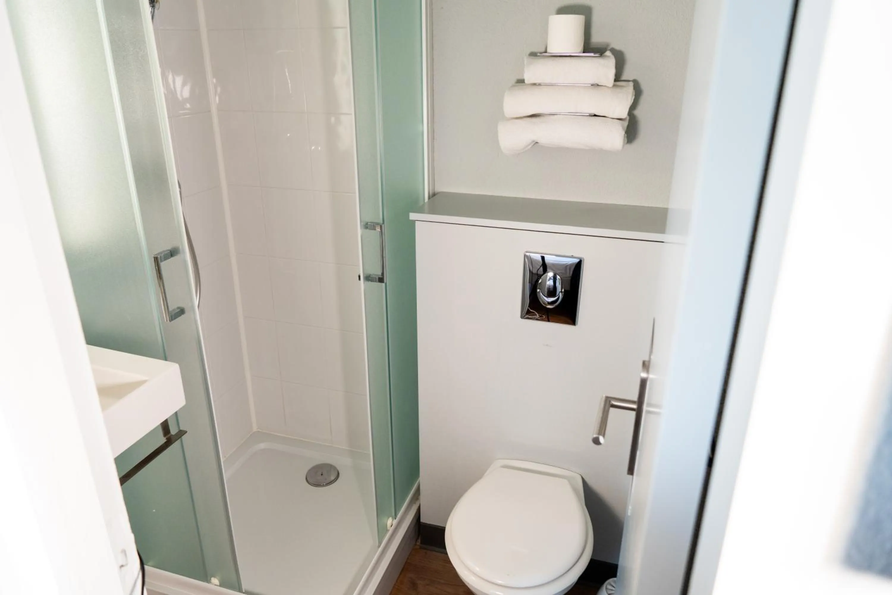 Toilet in ibis budget Aix en Provence