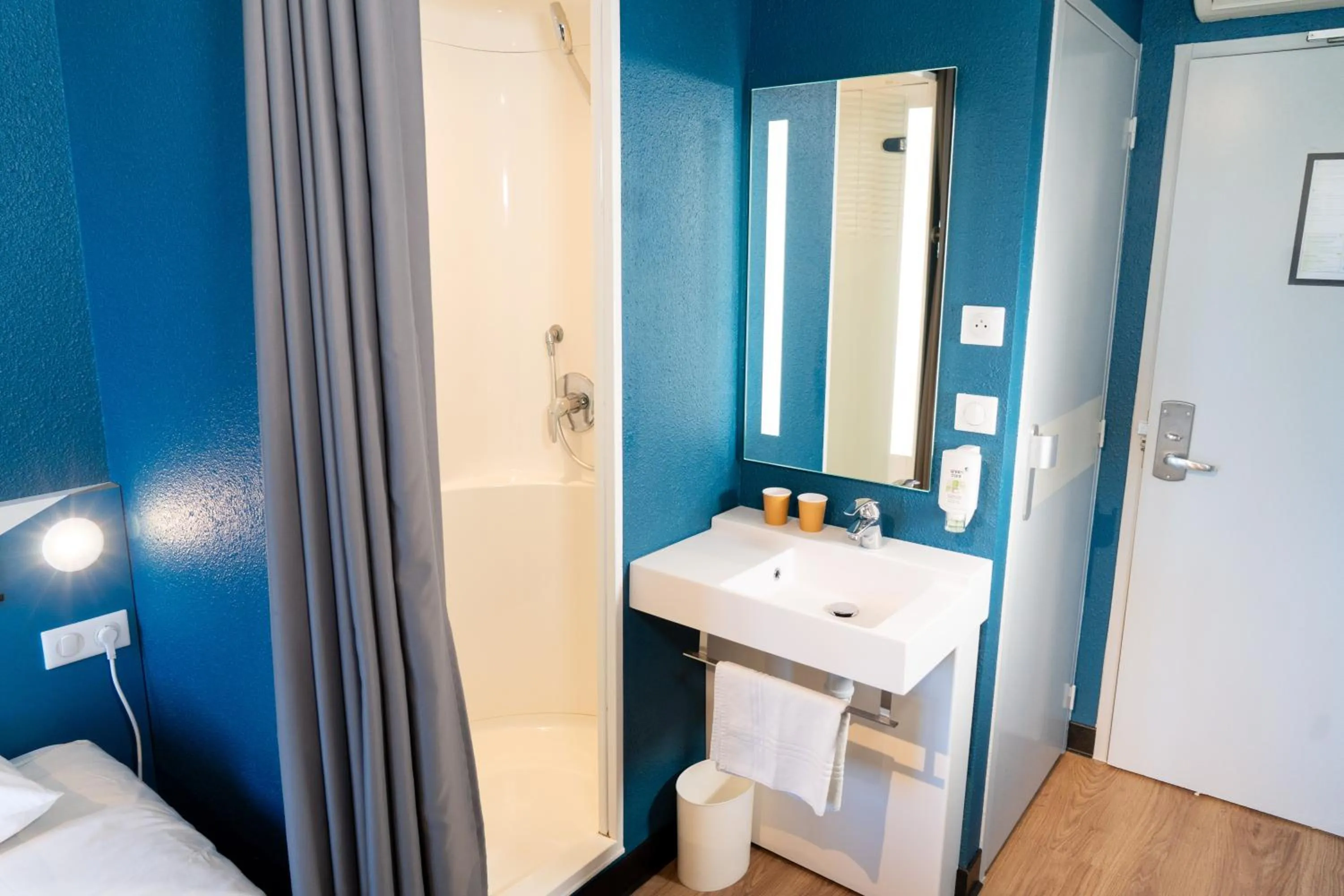 Bathroom, Bed in ibis budget Aix en Provence