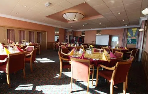 Restaurant/places to eat in Expanse Hotel