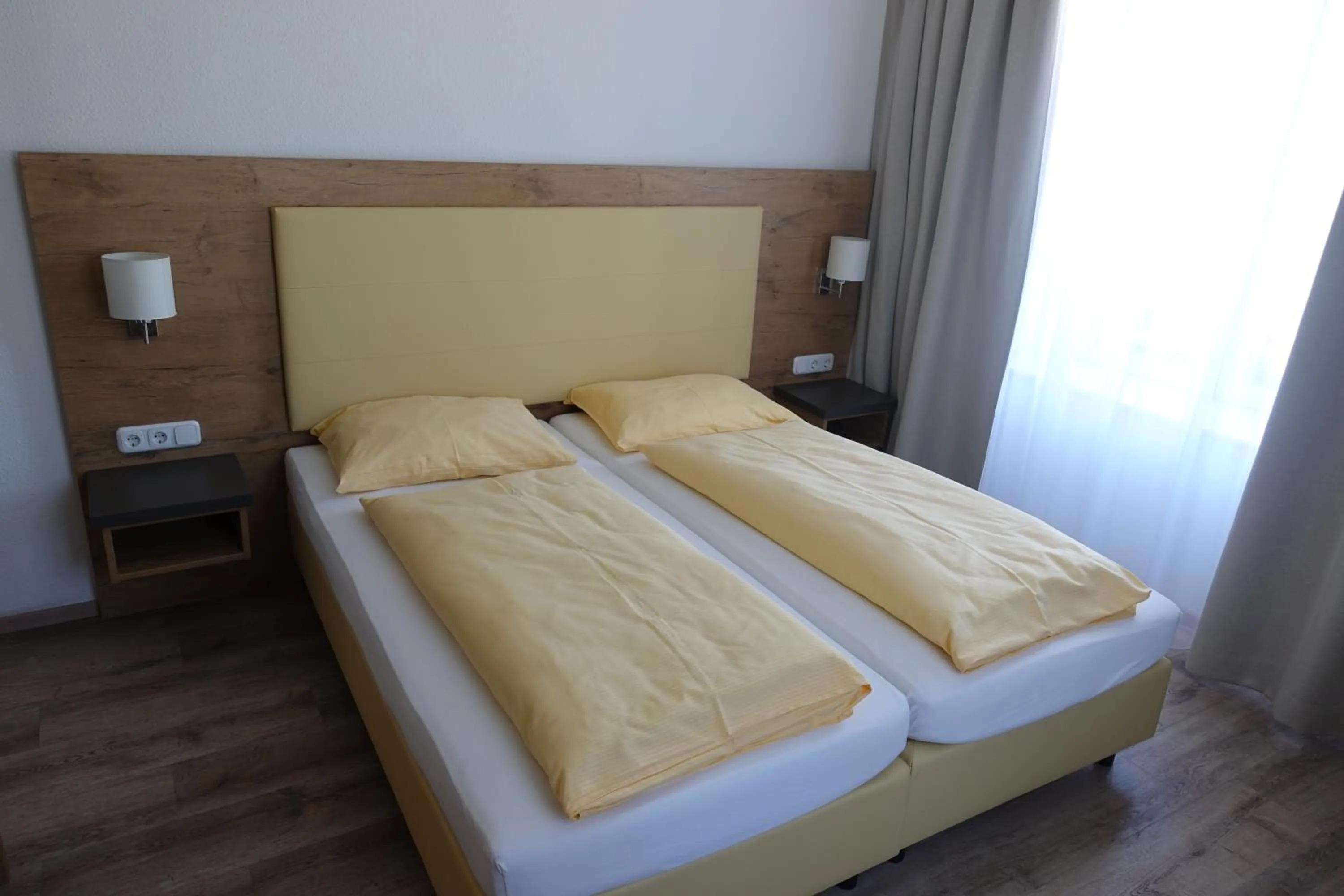 Bed in ZUM ZIEL Hotel & Restaurant Grenzach-Wyhlen bei Basel