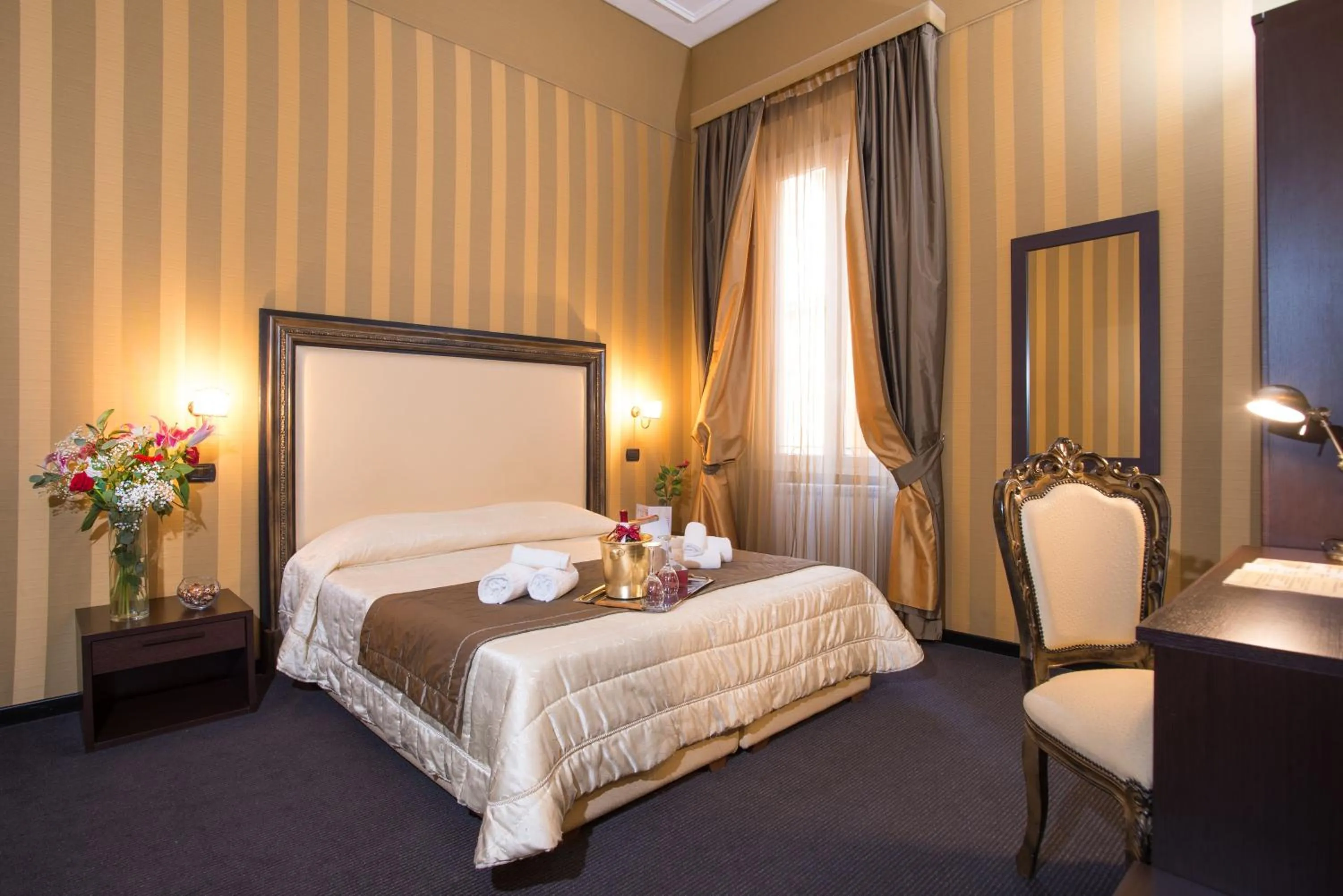 Photo of the whole room, Bed in Domus RomAntica