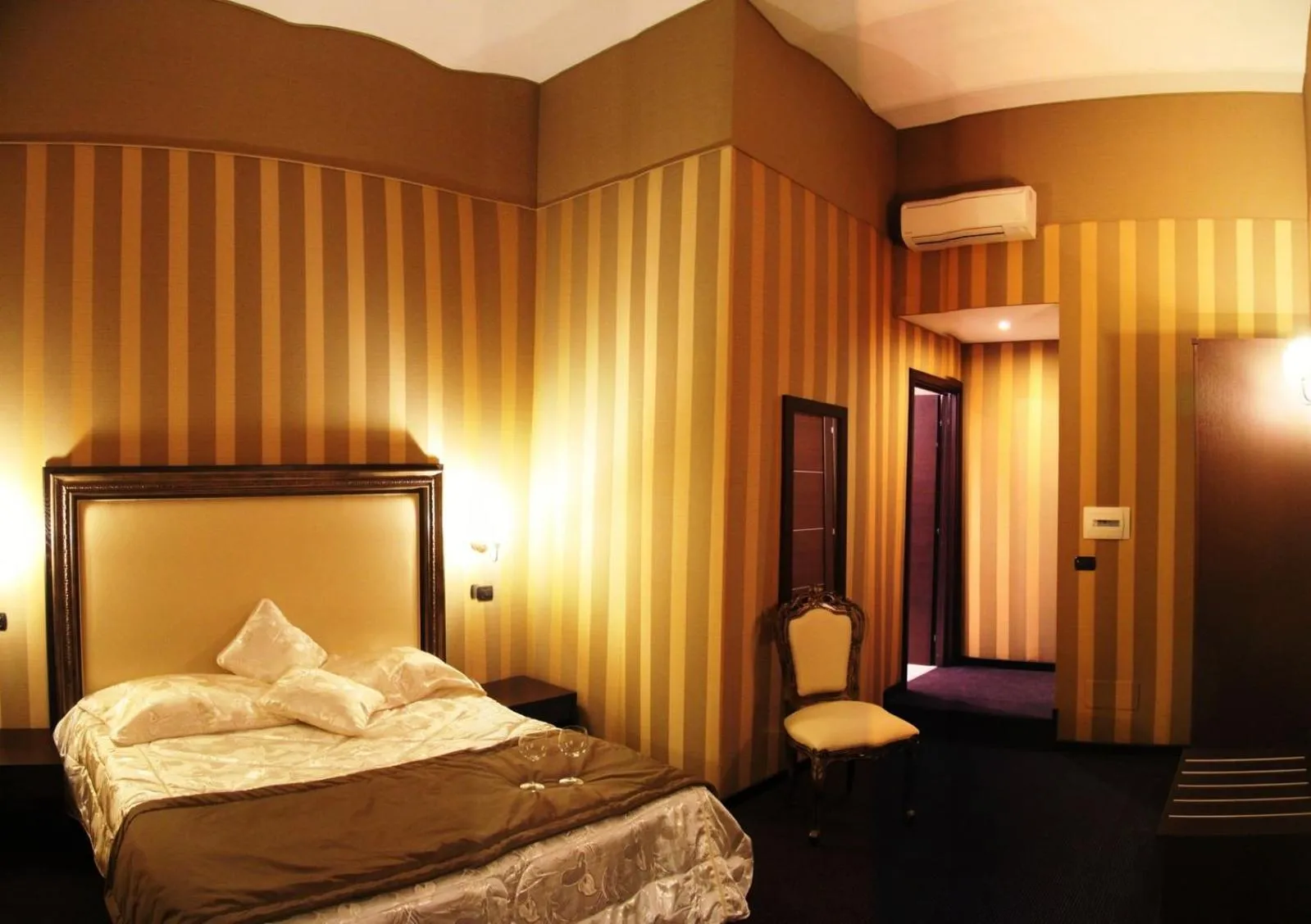 Photo of the whole room, Bed in Domus RomAntica