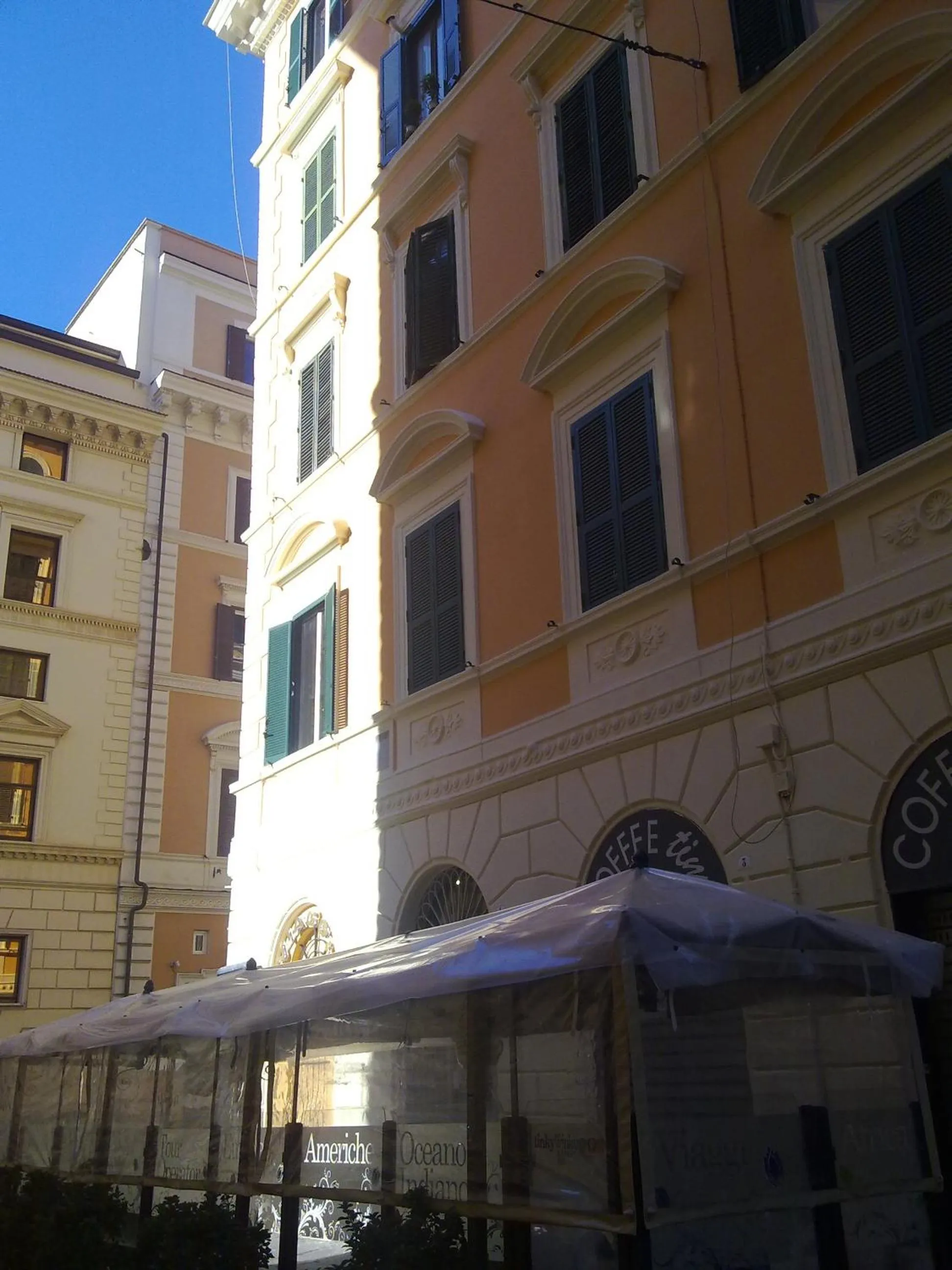 Facade/entrance in Domus RomAntica
