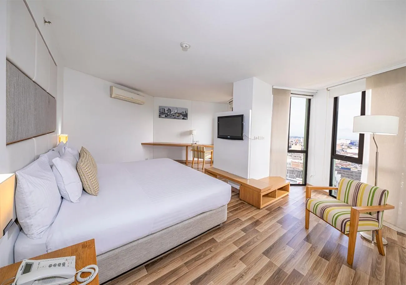 Photo of the whole room in Hotel Cosmos Cali