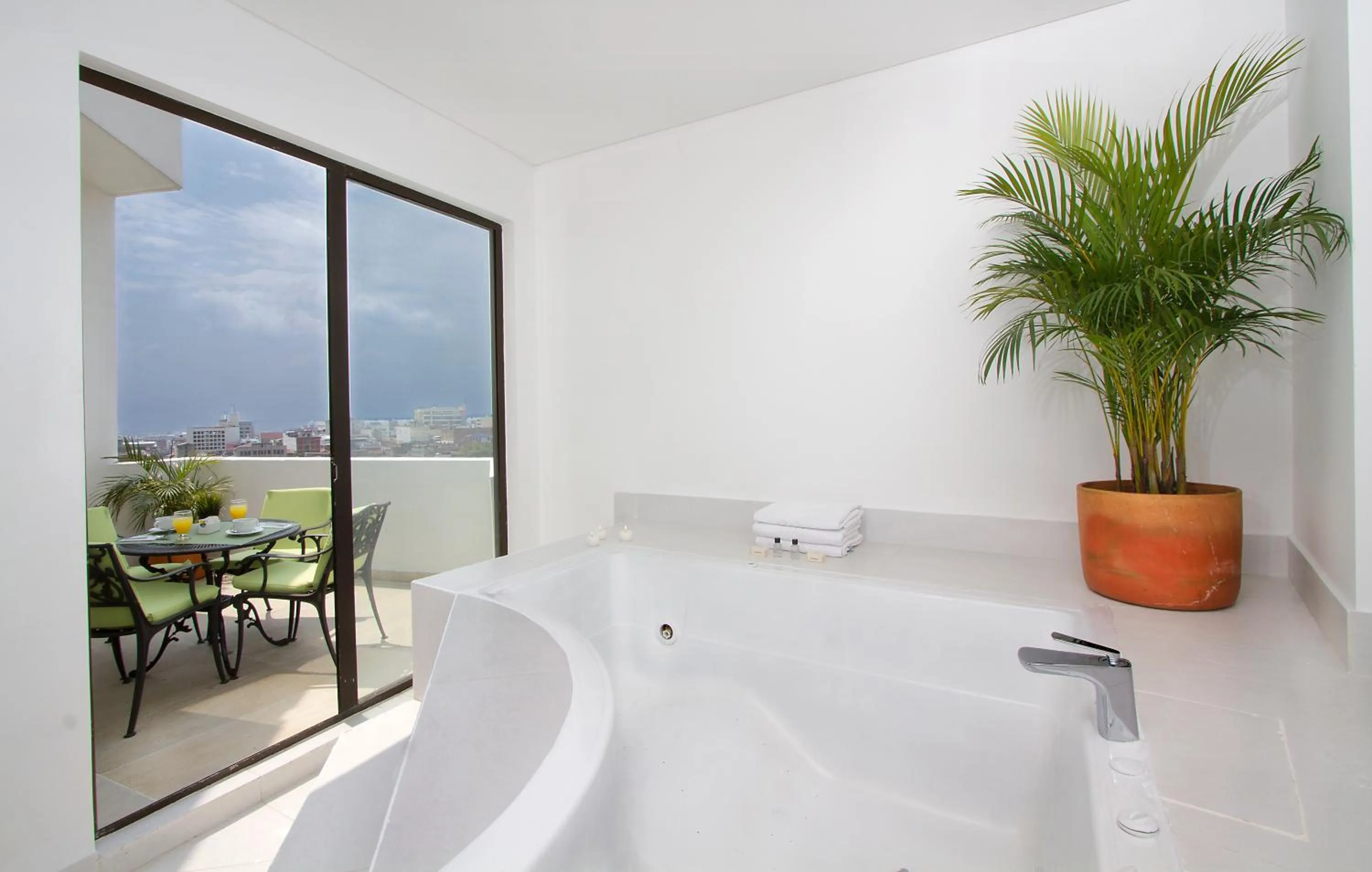 Hot Tub in Hotel Cosmos Cali