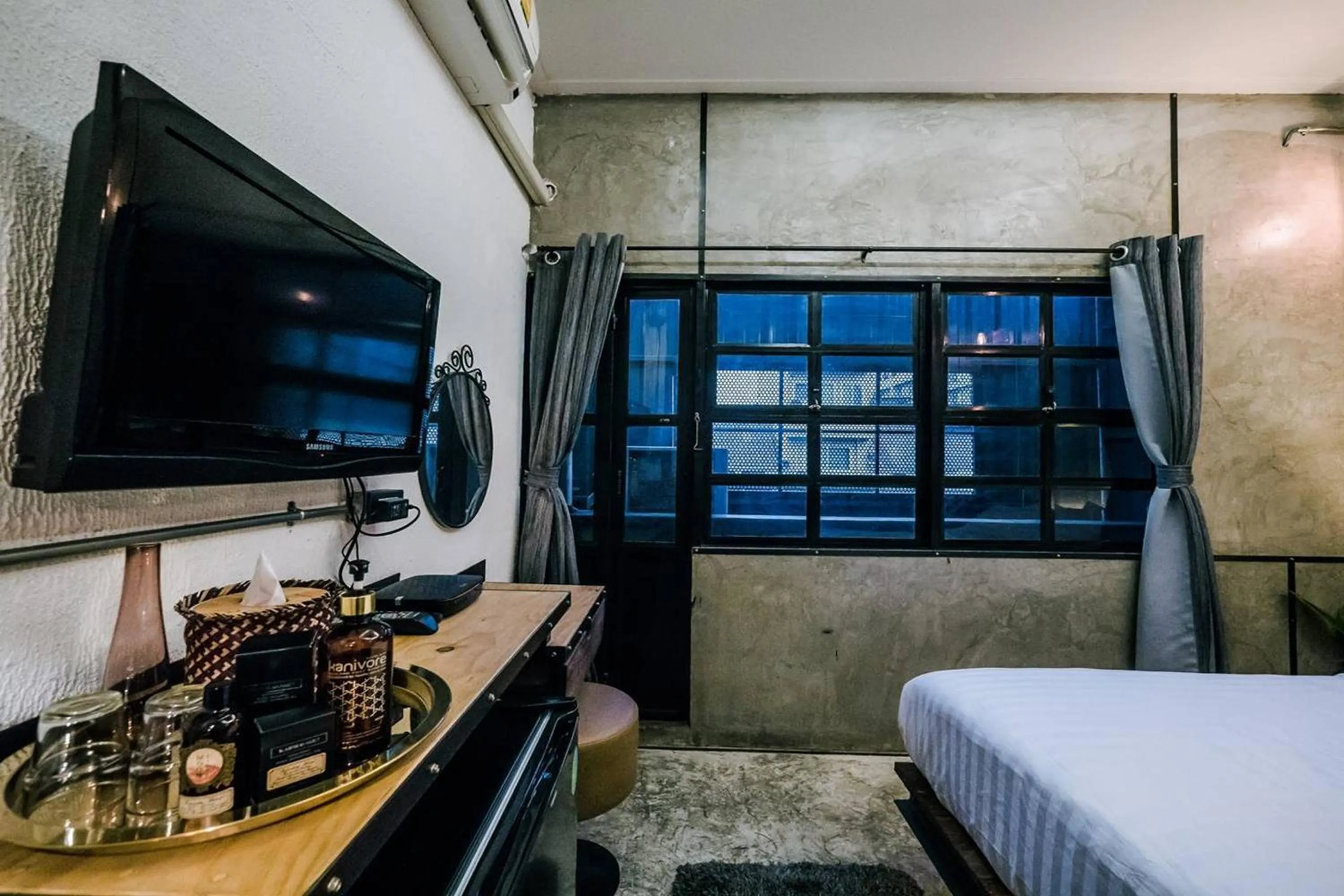 Photo of the whole room, Bed in Zeds Hostel Bangkok