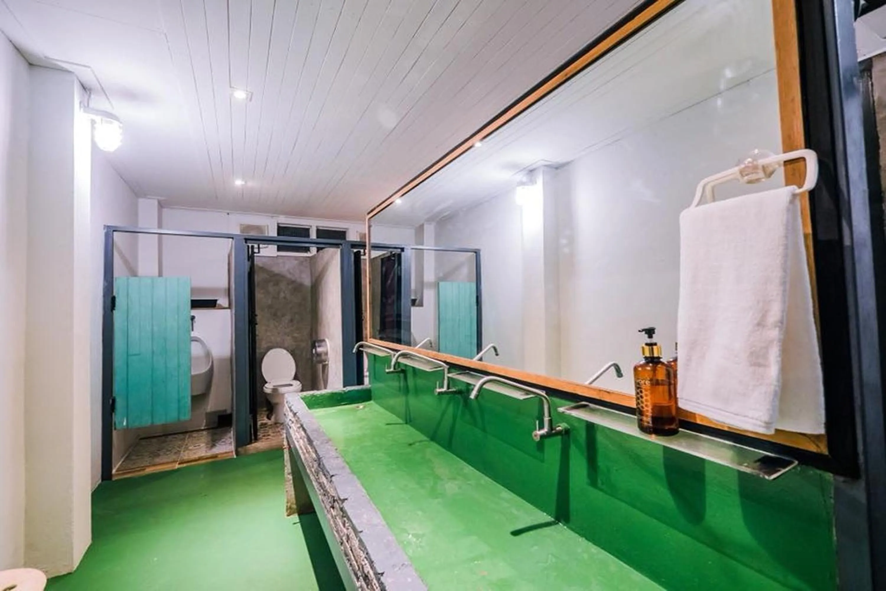 Bathroom in Zeds Hostel Bangkok