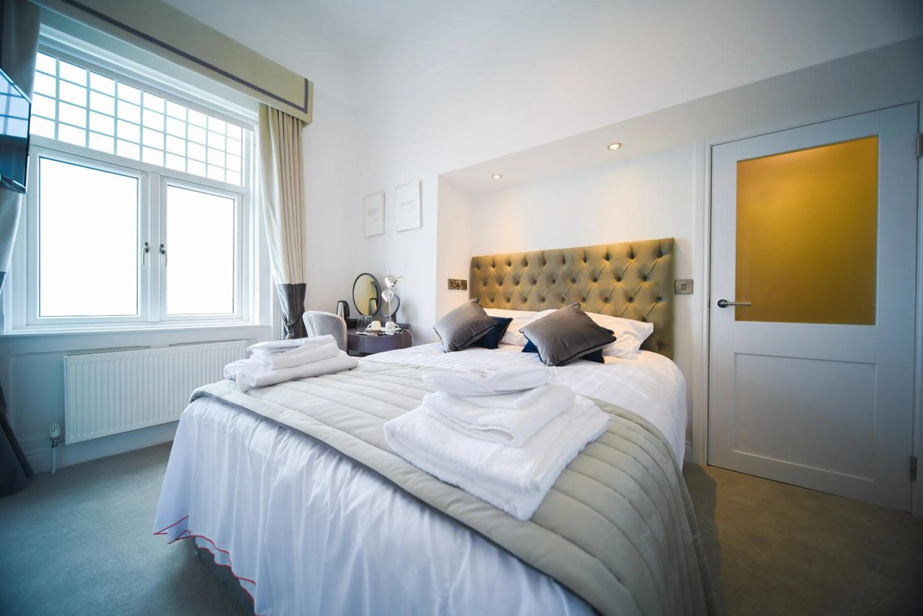 Photo of the whole room, Bed in The Strand Hotel, the former residence of Oscar Wilde