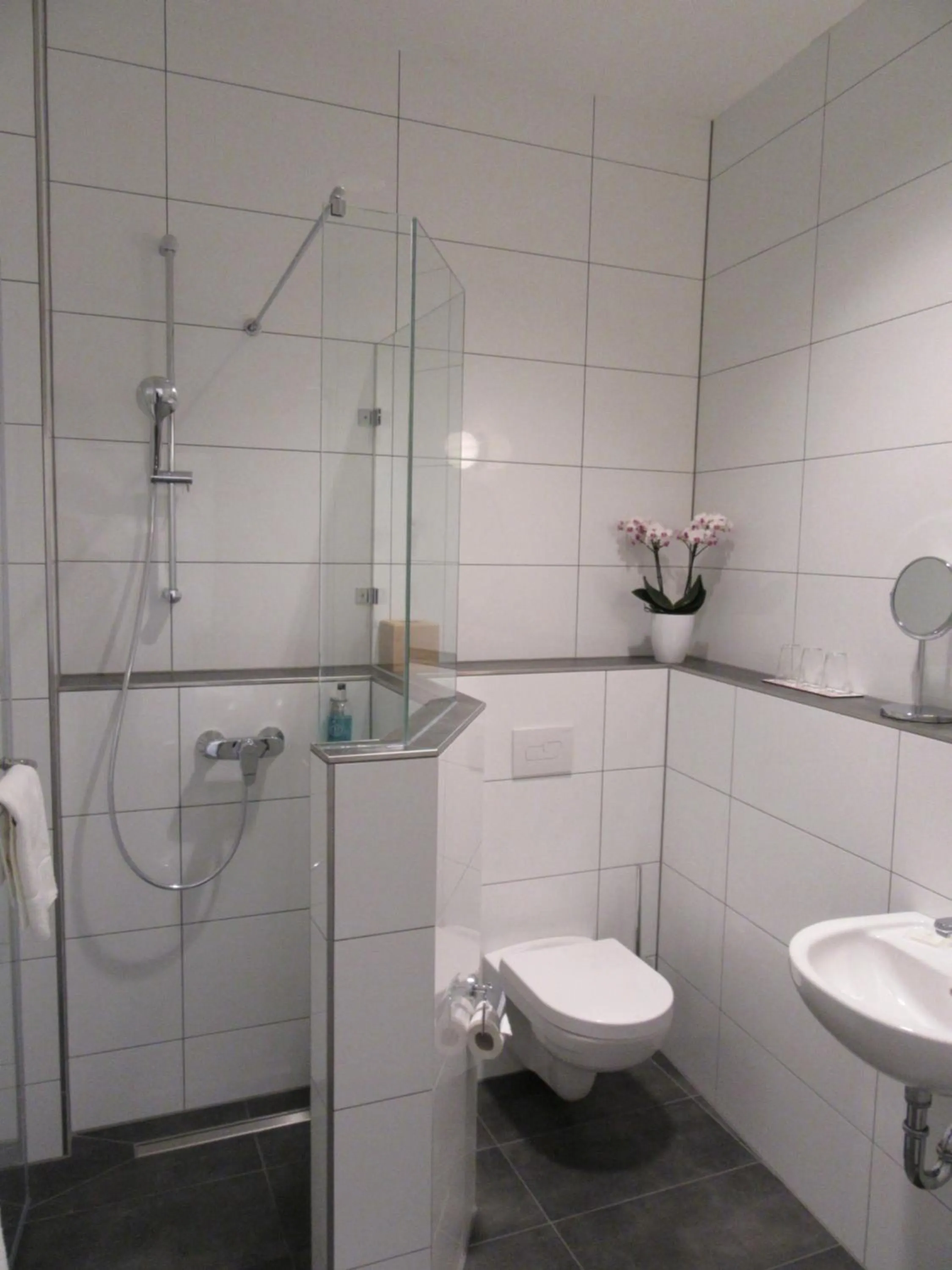 Shower in Minsu Hotel