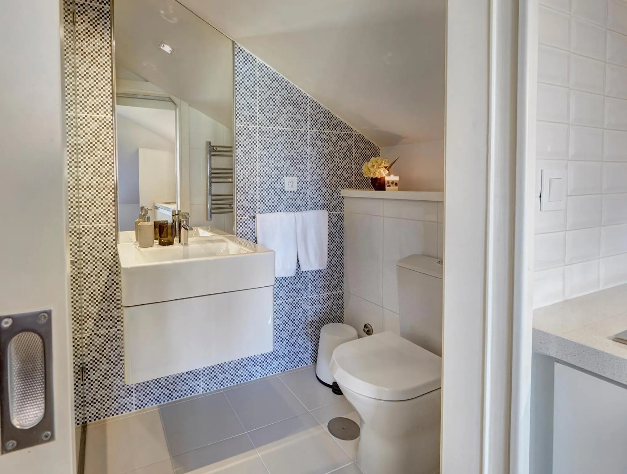 Bathroom in Porto Downtown Lovers Suites: Bombarda 451