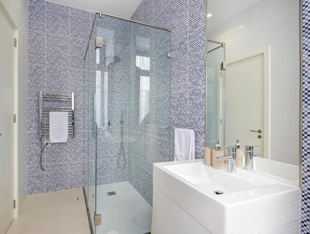 Shower in Porto Downtown Lovers Suites: Bombarda 451