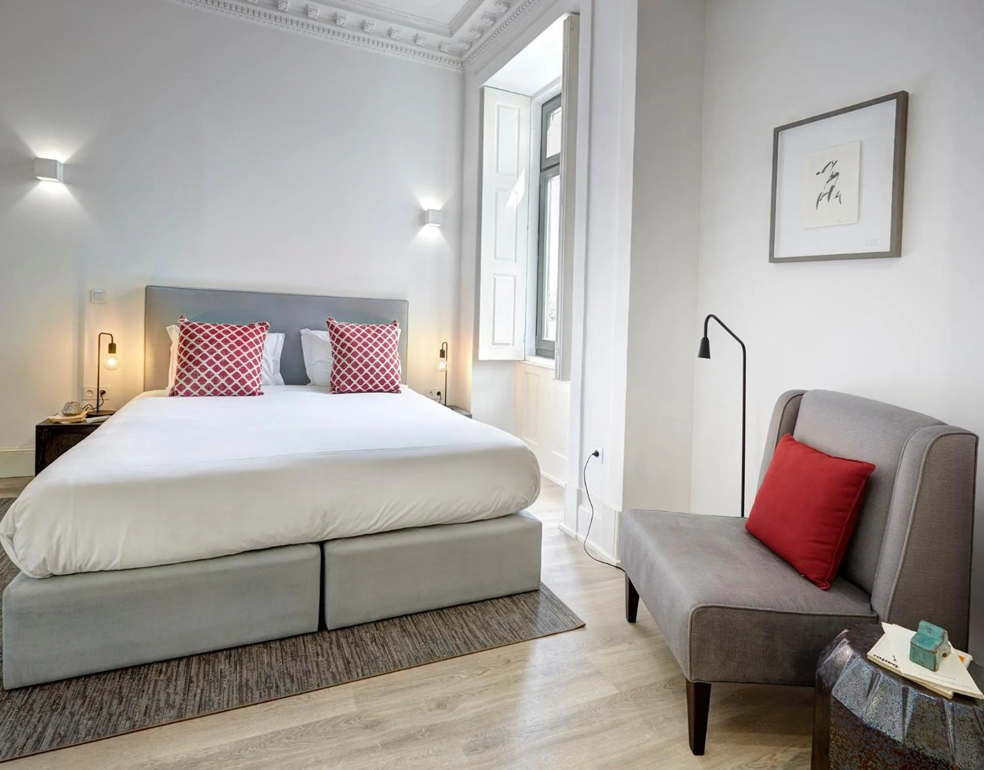 Living room, Bed in Porto Downtown Lovers Suites: Bombarda 451