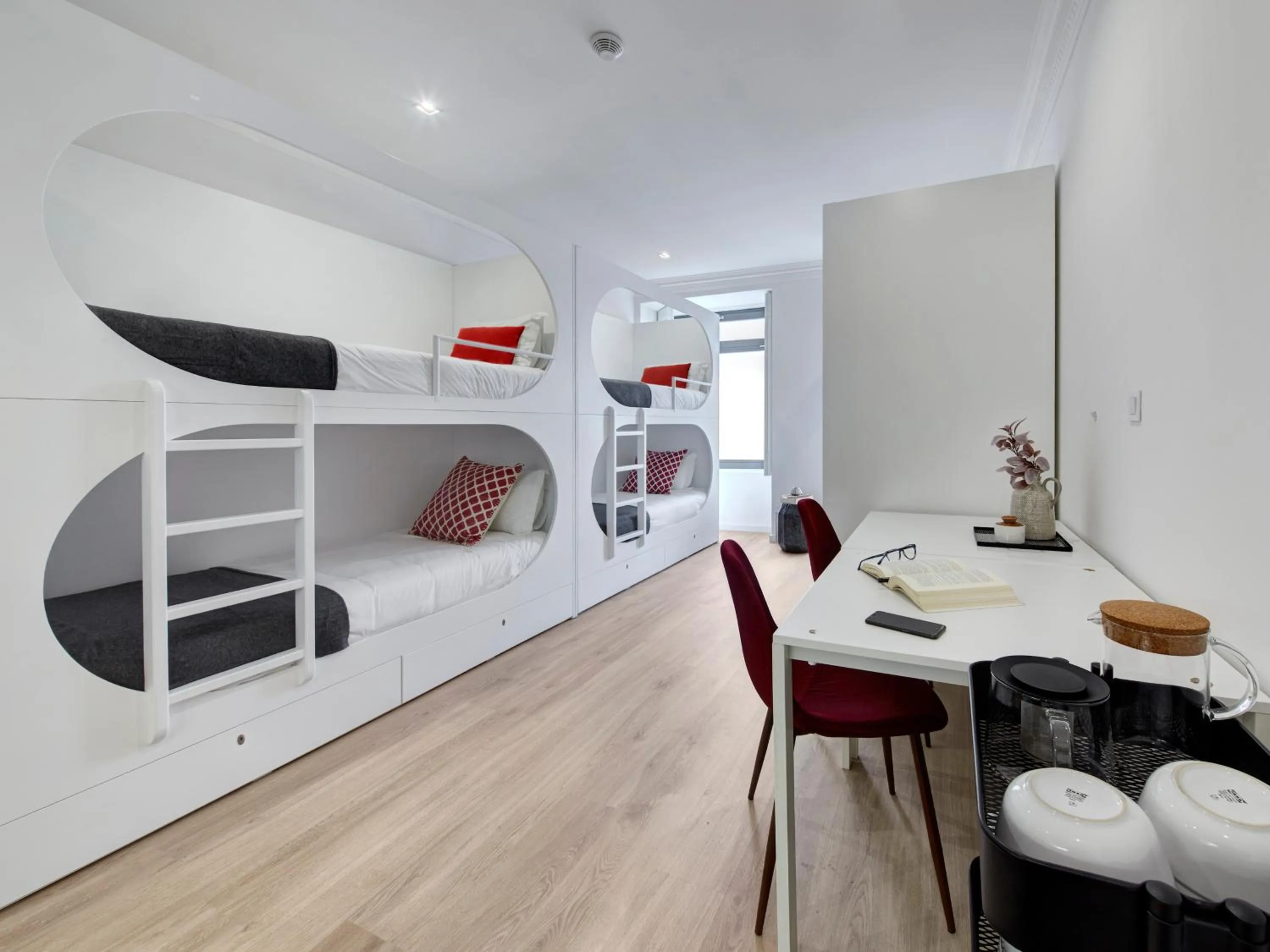 Dining area, Bed in Porto Downtown Lovers Suites: Bombarda 451