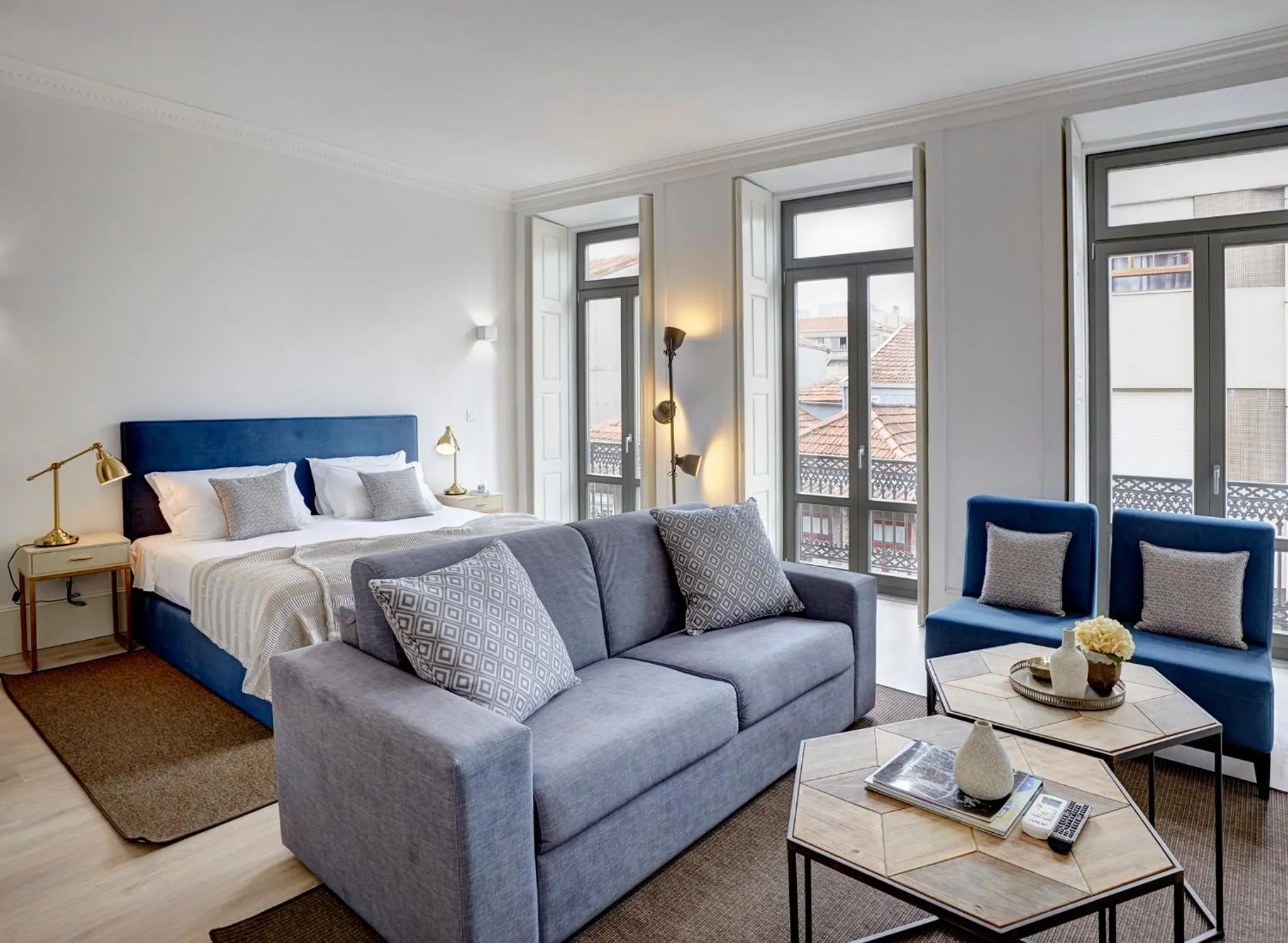 Living room, Bed in Porto Downtown Lovers Suites: Bombarda 451