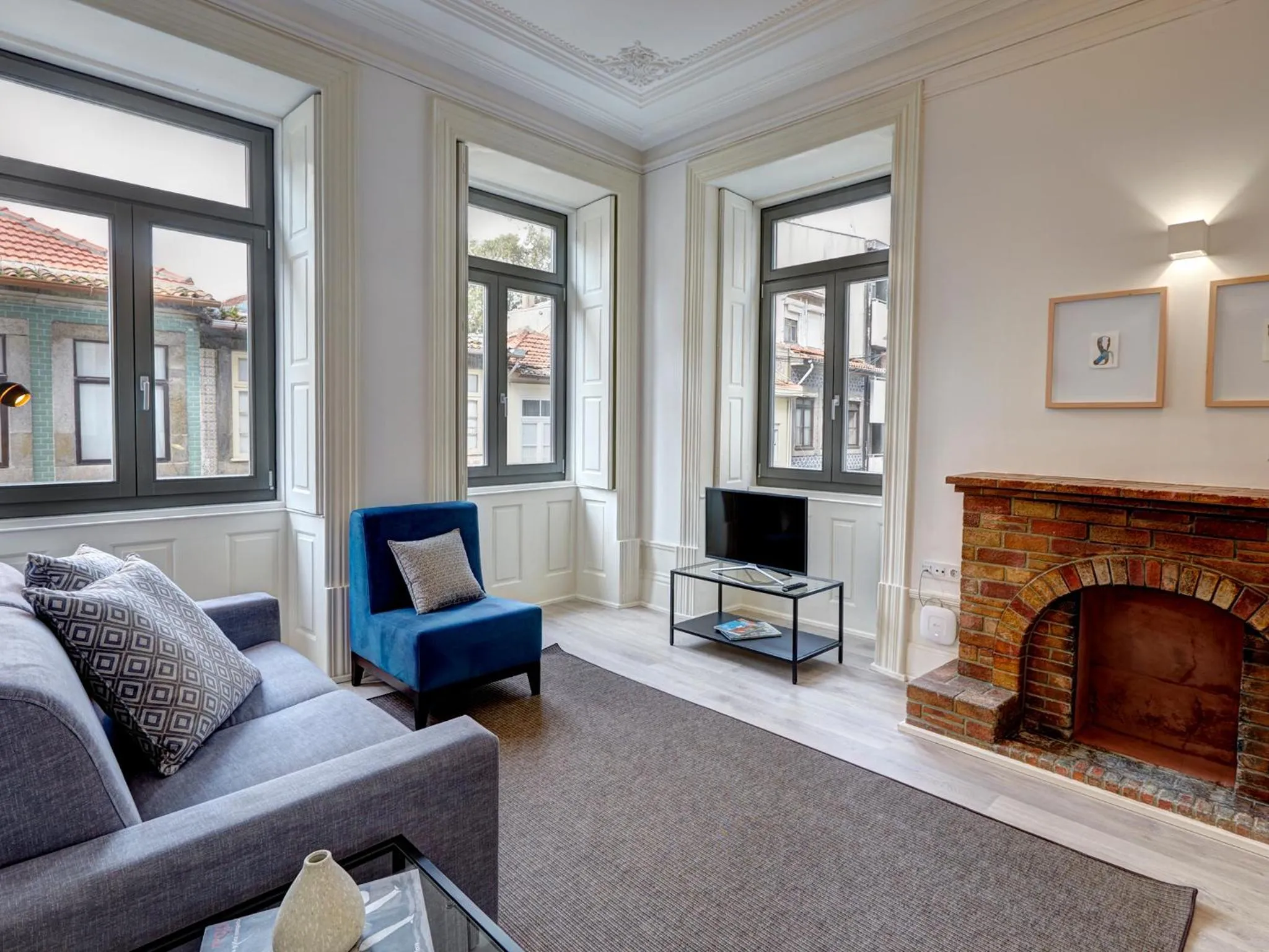 Communal lounge/ TV room in Porto Downtown Lovers Suites: Bombarda 451