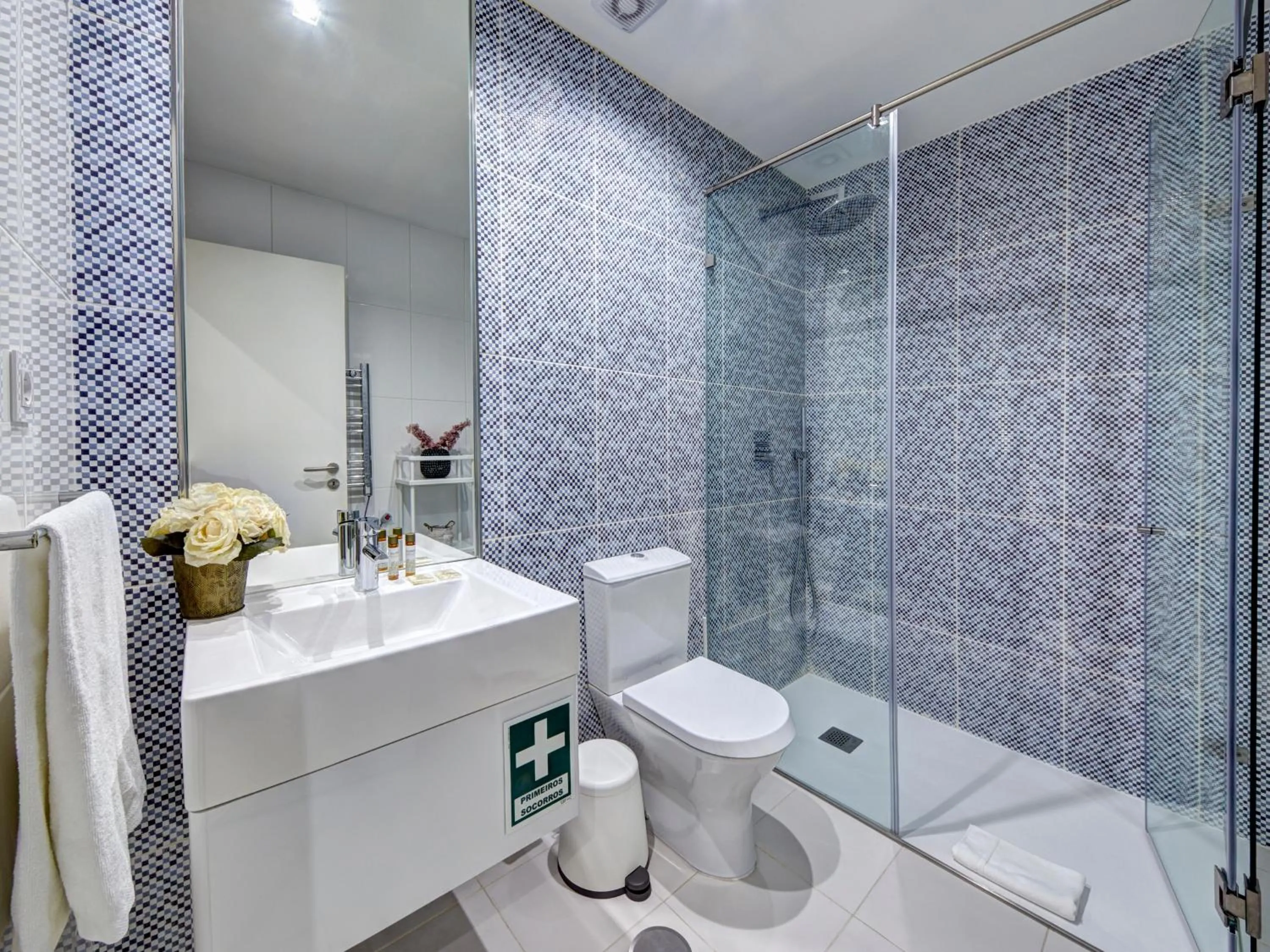 Bathroom in Porto Downtown Lovers Suites: Bombarda 451