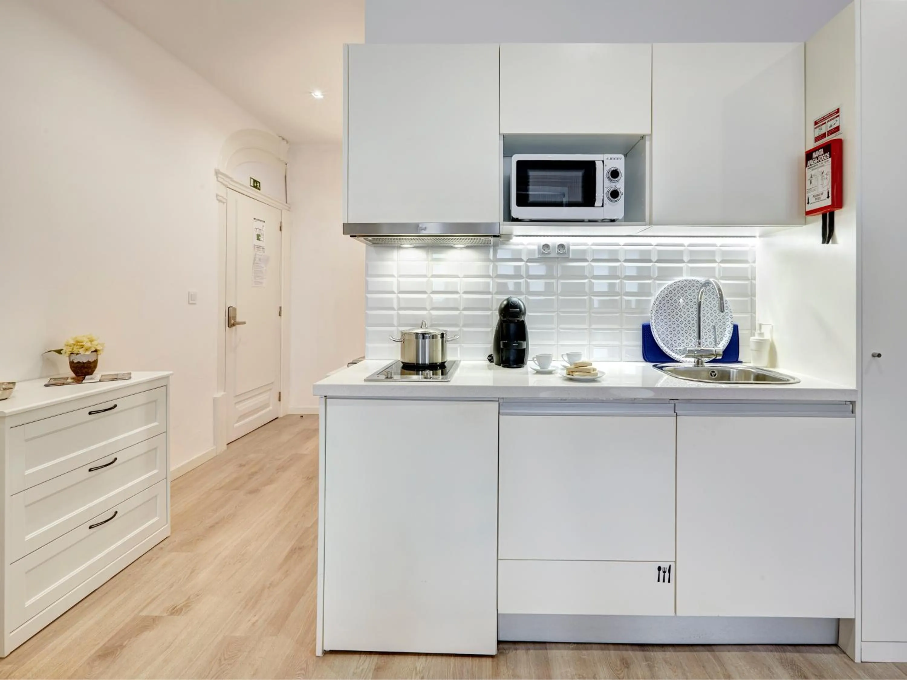 Kitchen or kitchenette in Porto Downtown Lovers Suites: Bombarda 451