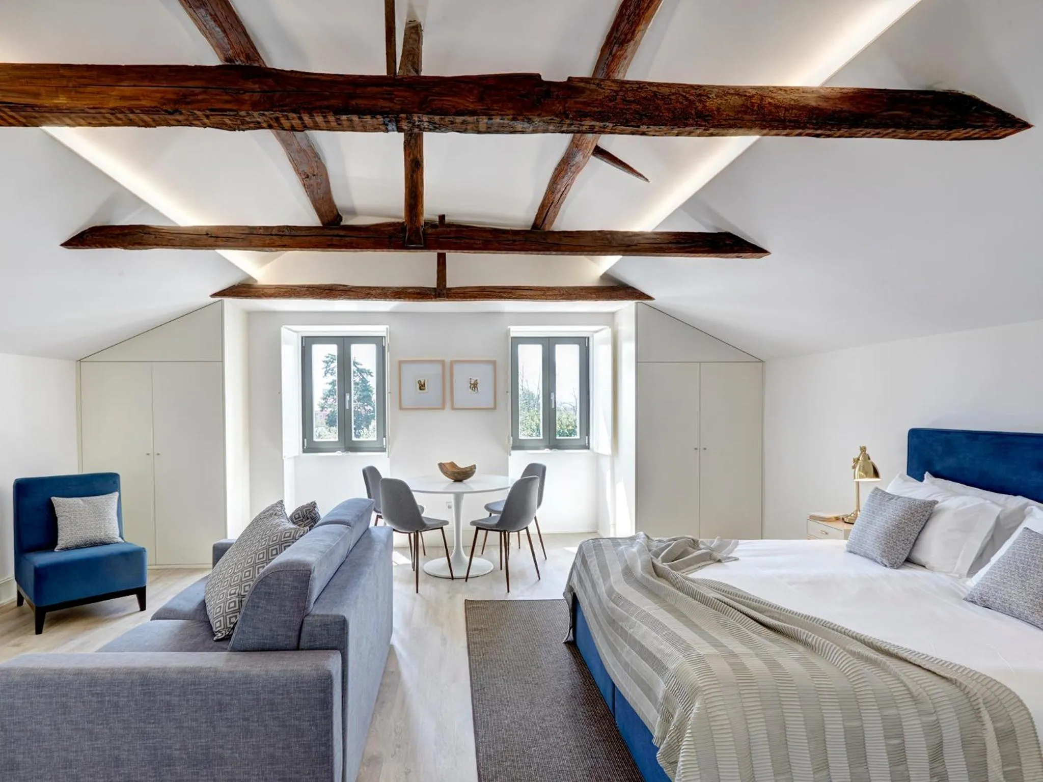 Living room, Bed in Porto Downtown Lovers Suites: Bombarda 451