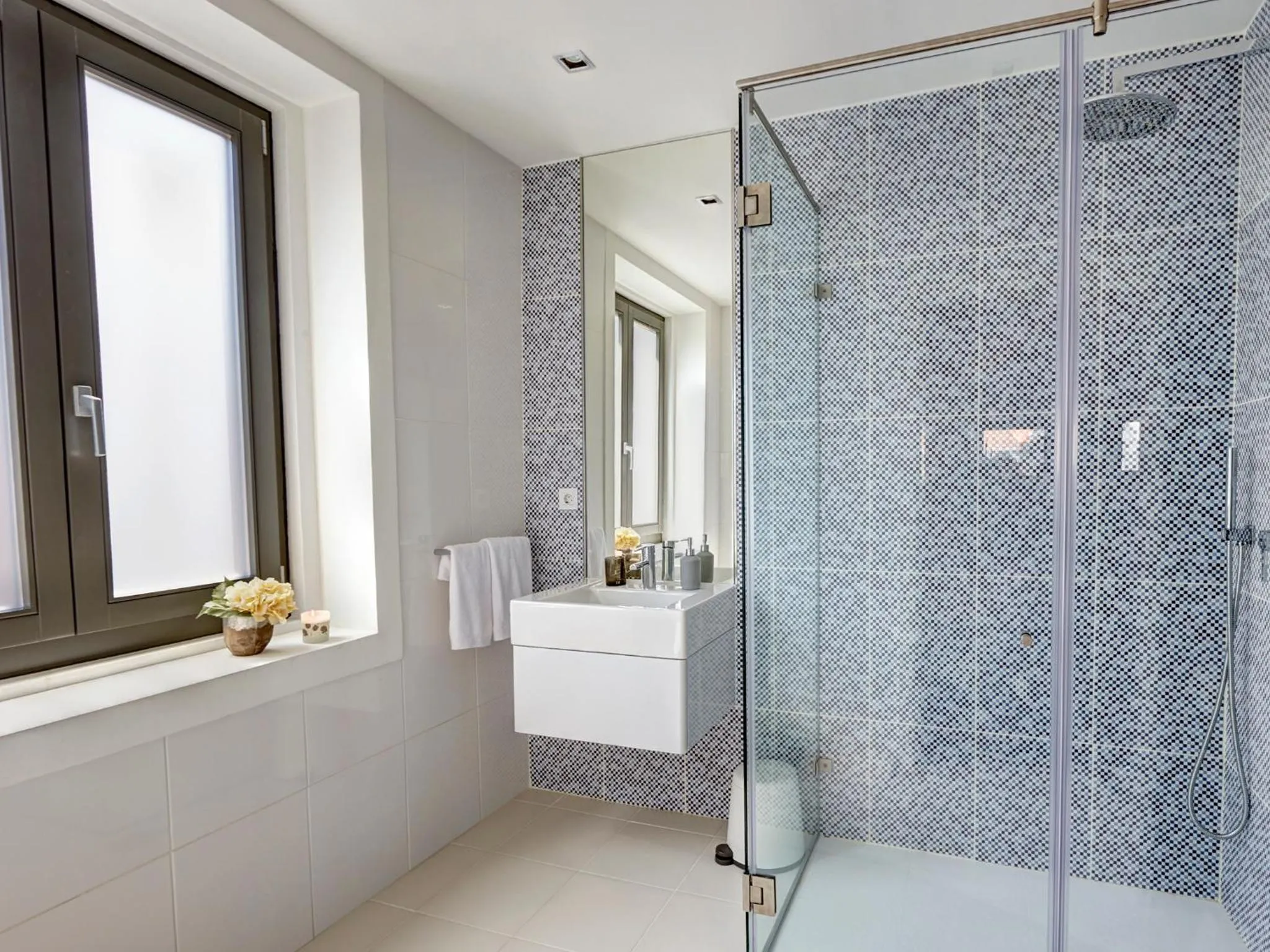 Shower in Porto Downtown Lovers Suites: Bombarda 451