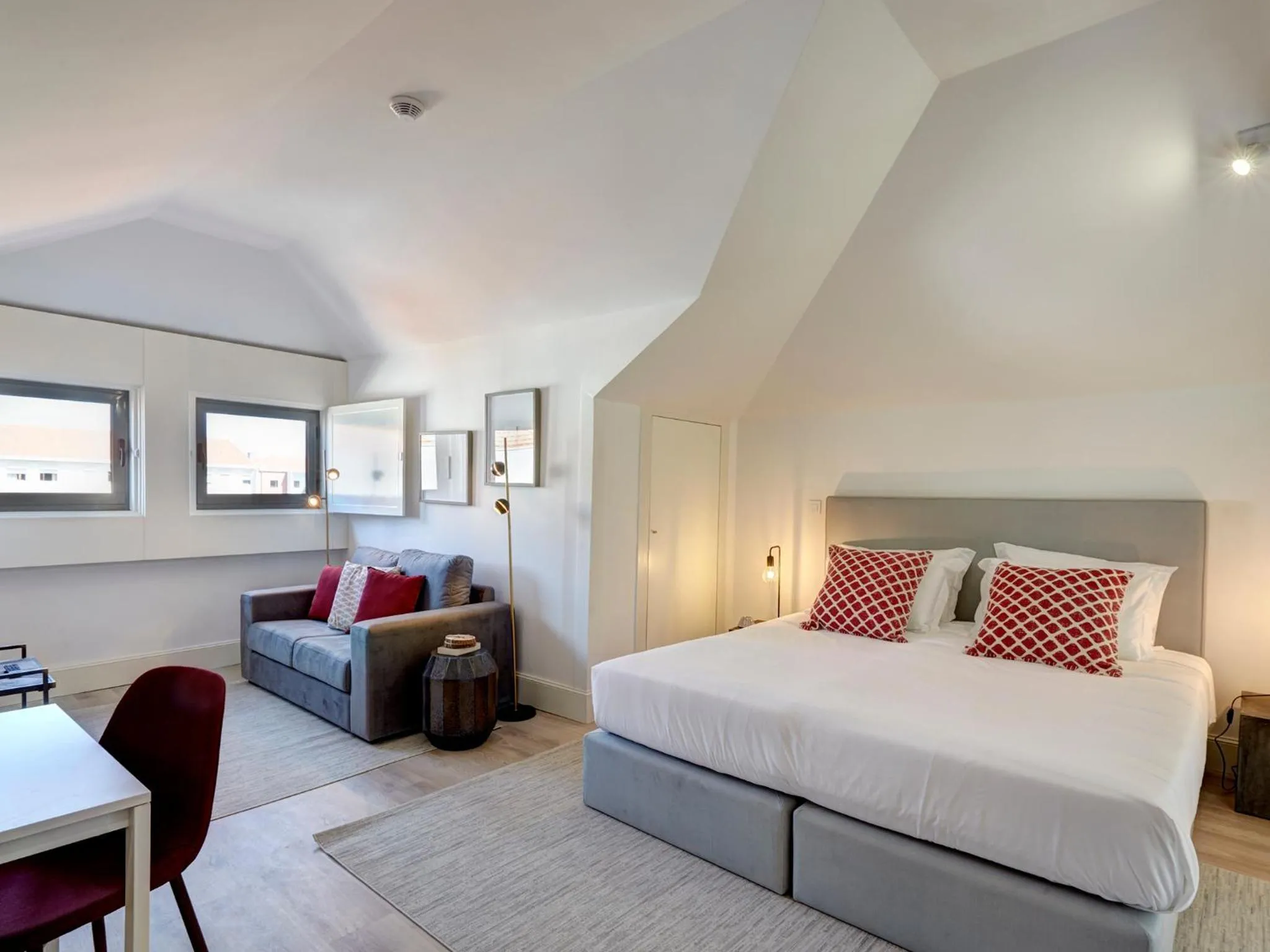 Living room, Bed in Porto Downtown Lovers Suites: Bombarda 451