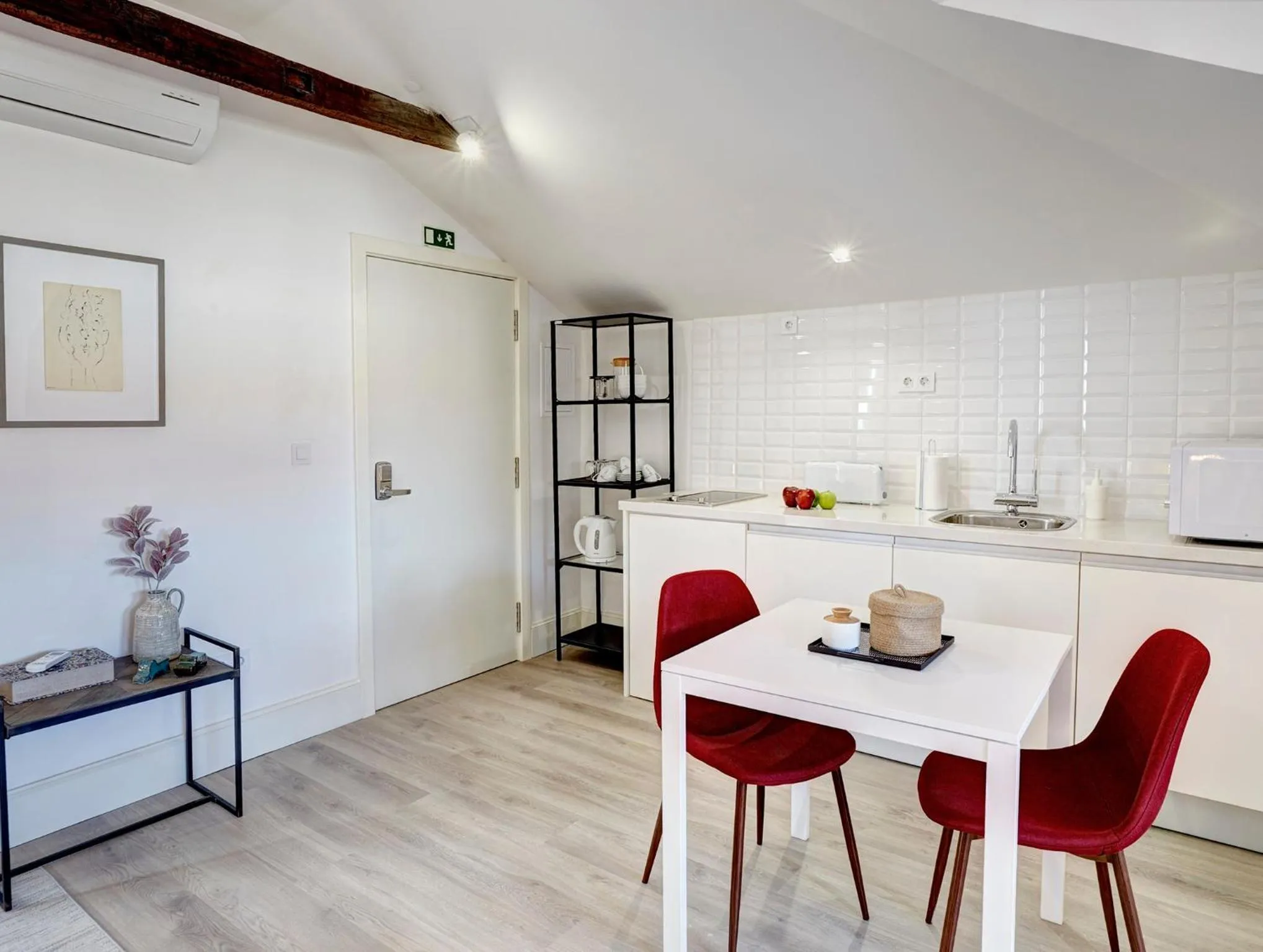 Kitchen or kitchenette in Porto Downtown Lovers Suites: Bombarda 451