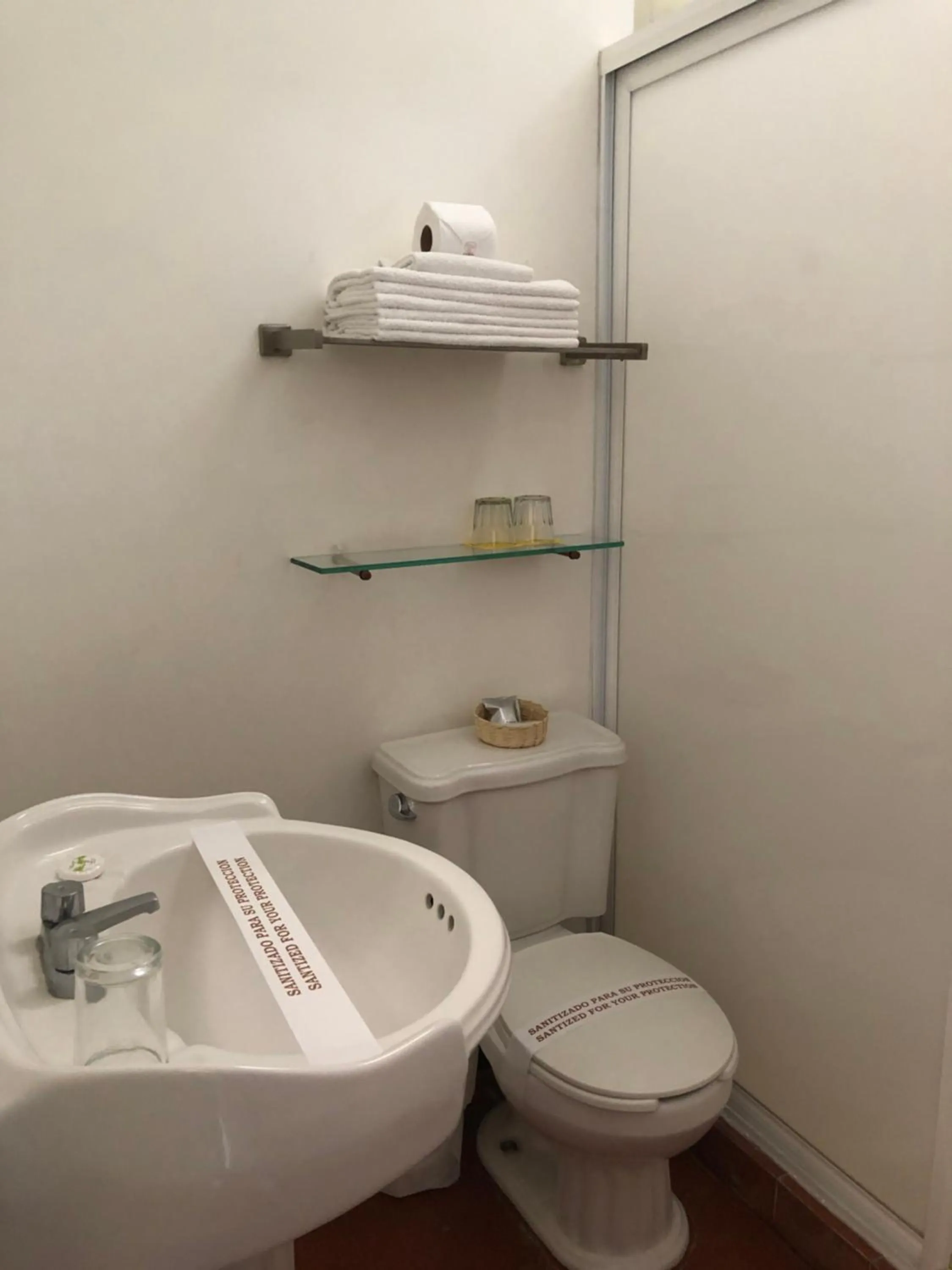 Bathroom in Hotel Ilebal Cuernavaca Centro - lugar con encanto!