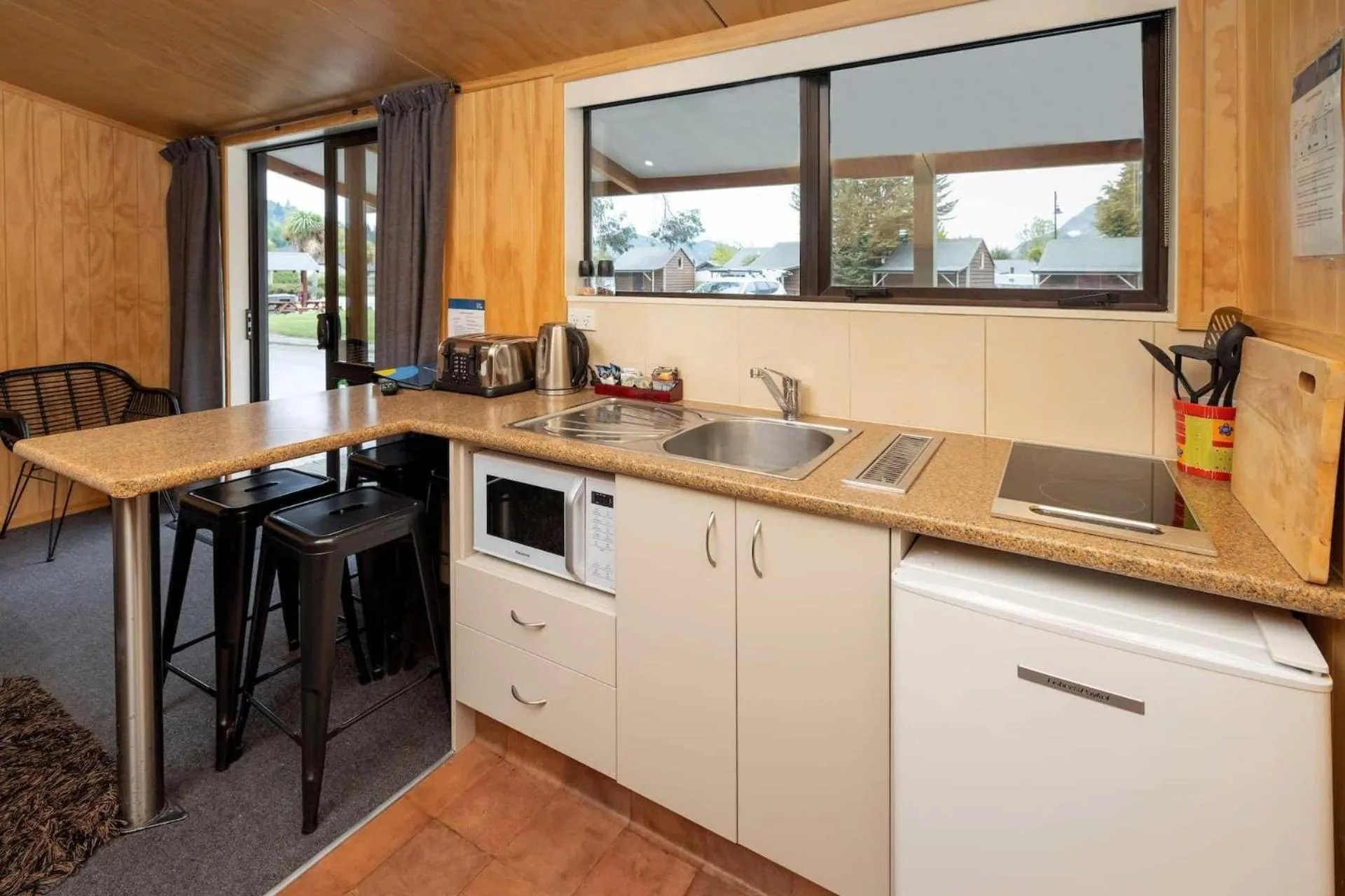 Kitchen or kitchenette in Queenstown Top 10 Holiday Park