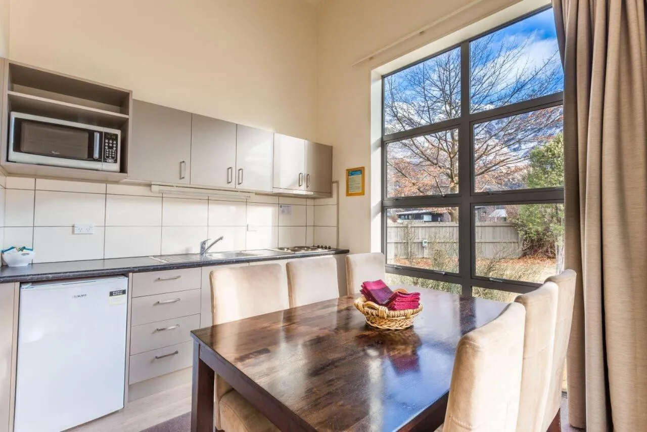 Kitchen or kitchenette in Queenstown Top 10 Holiday Park