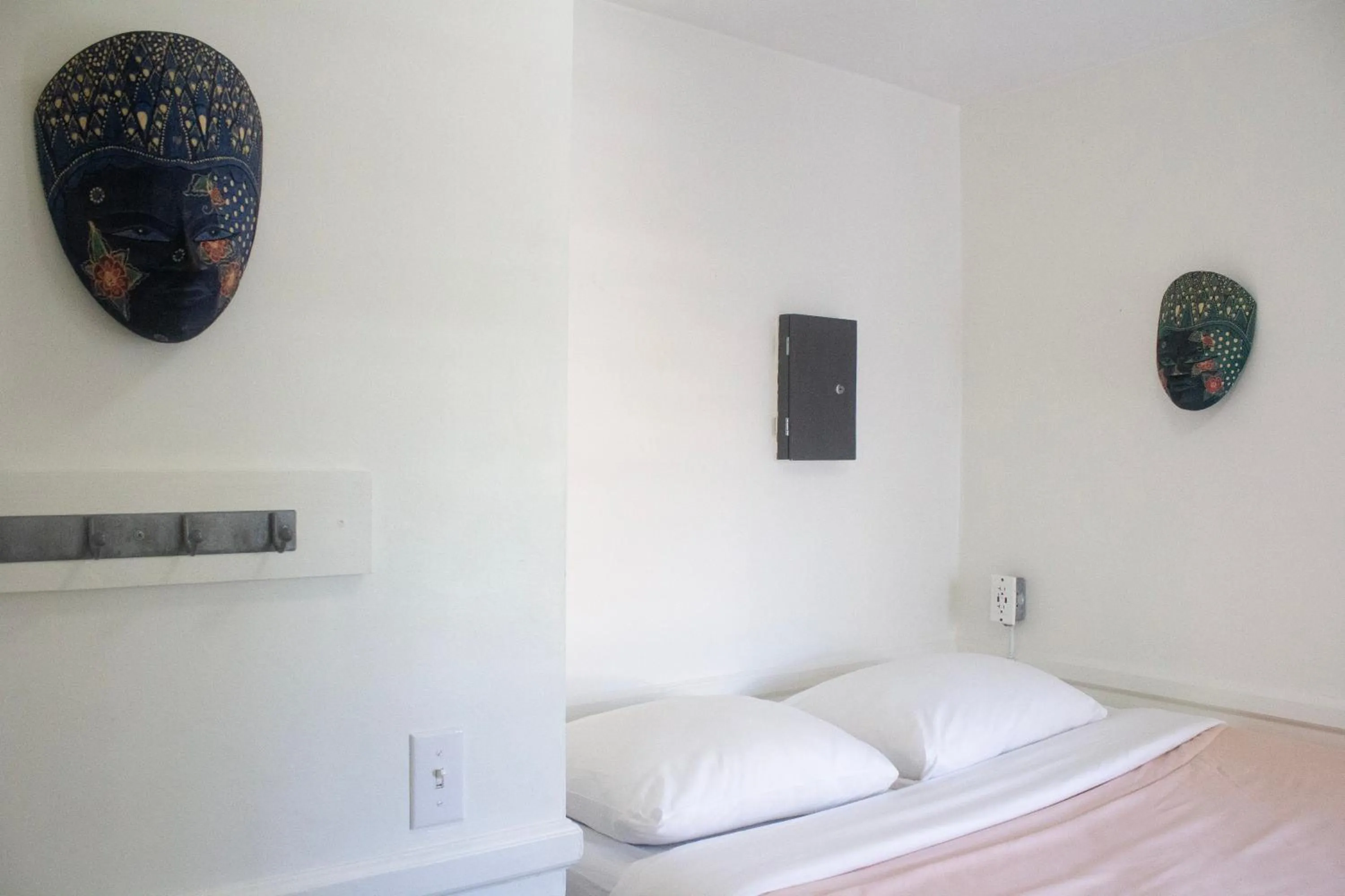 Bed in Ocean Island Inn | Backpackers | Suites