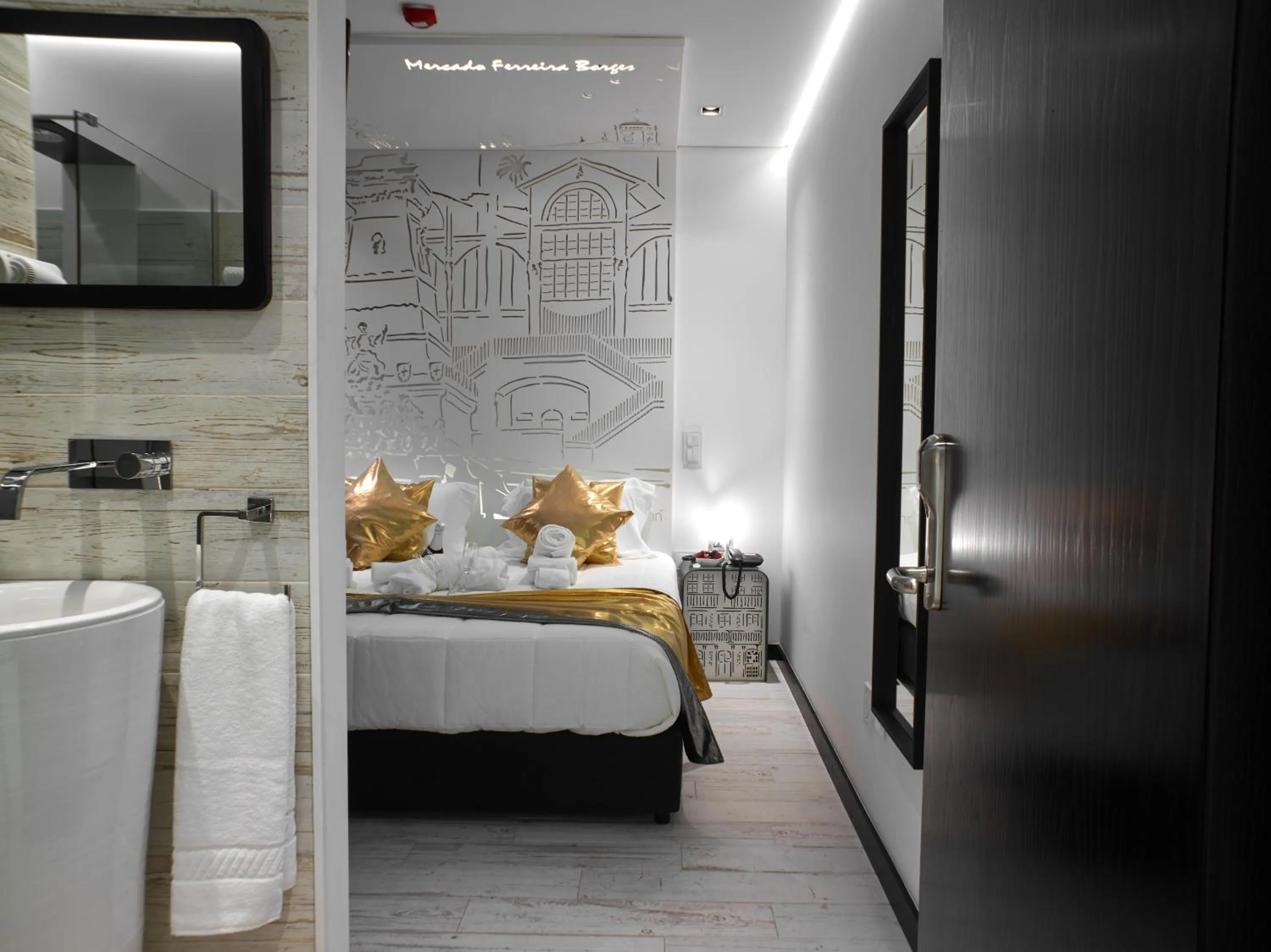 Photo of the whole room, Bed in Solar Antigo Porto Aeroporto