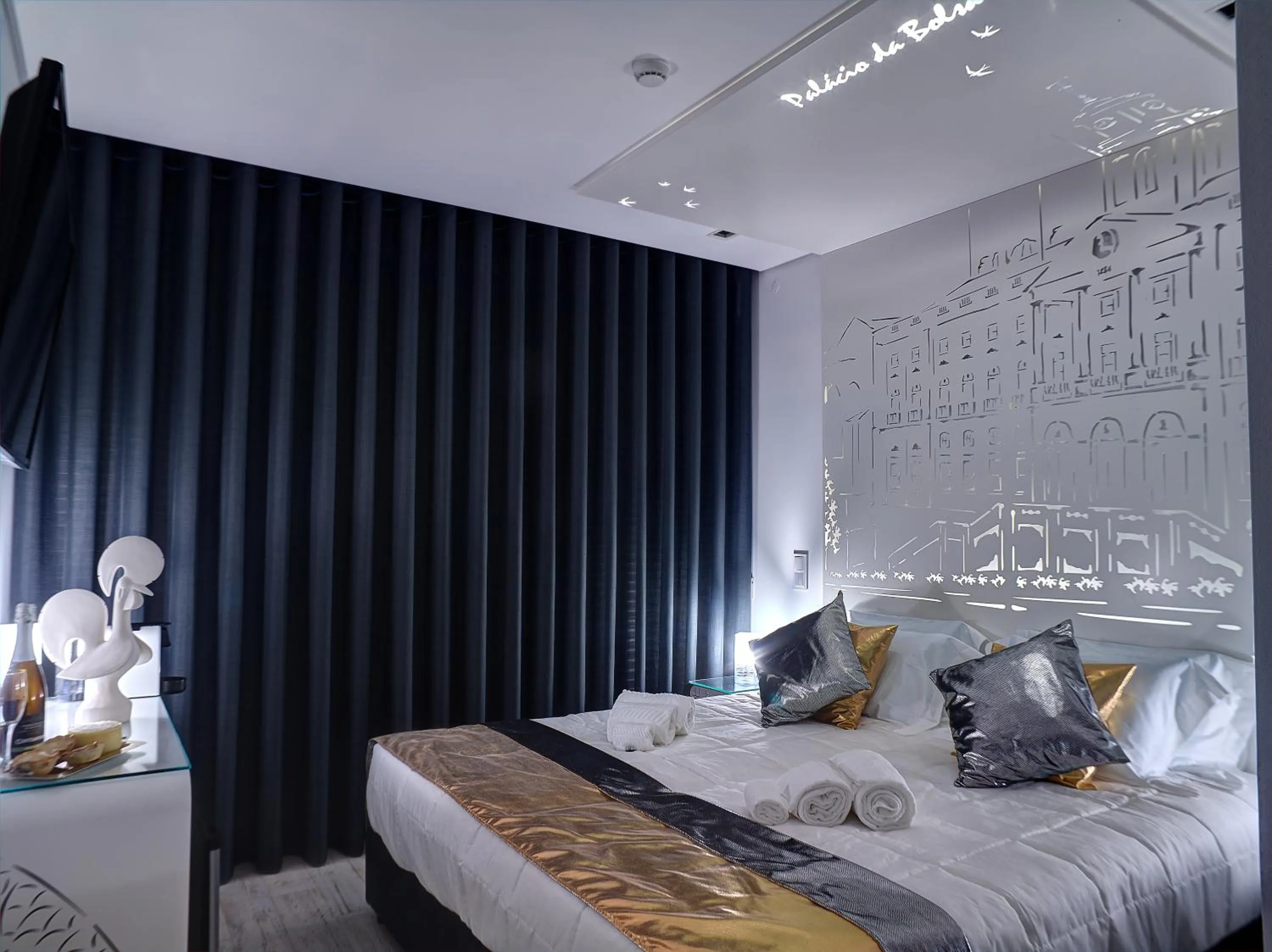 Photo of the whole room, Bed in Solar Antigo Porto Aeroporto