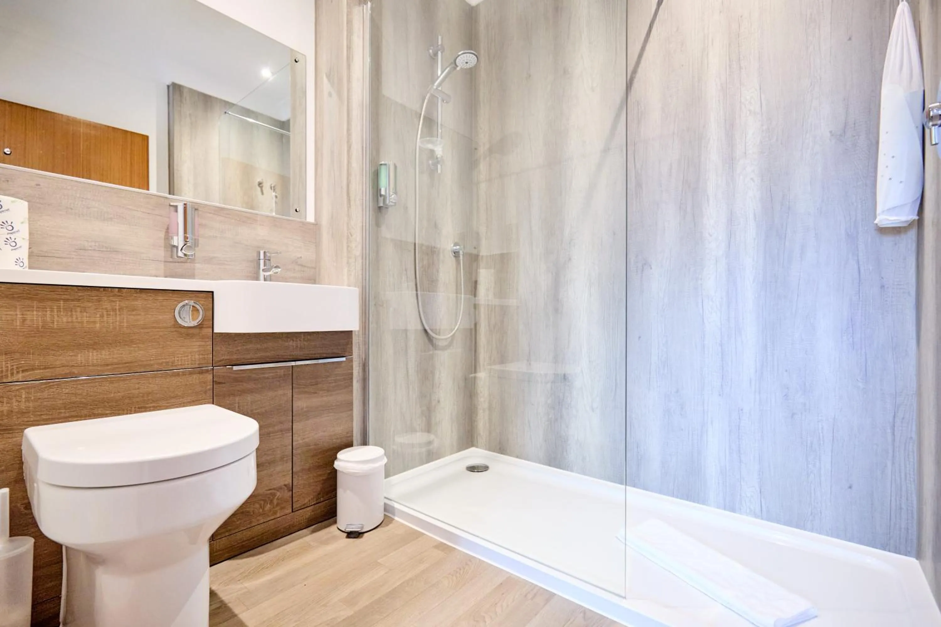 Shower in Wensum Valley Hotel Golf and Country Club